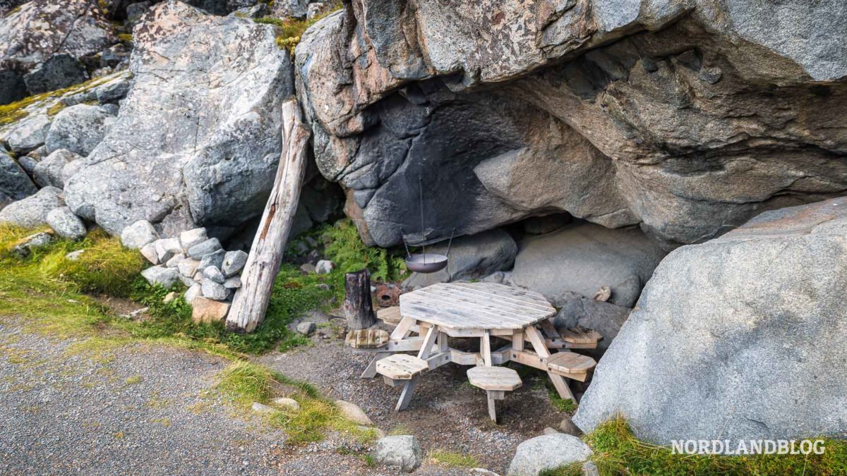 Picknickplatz bei der Küstenwanderung von Haukland Beach nach Uttakleiv, Lofoten