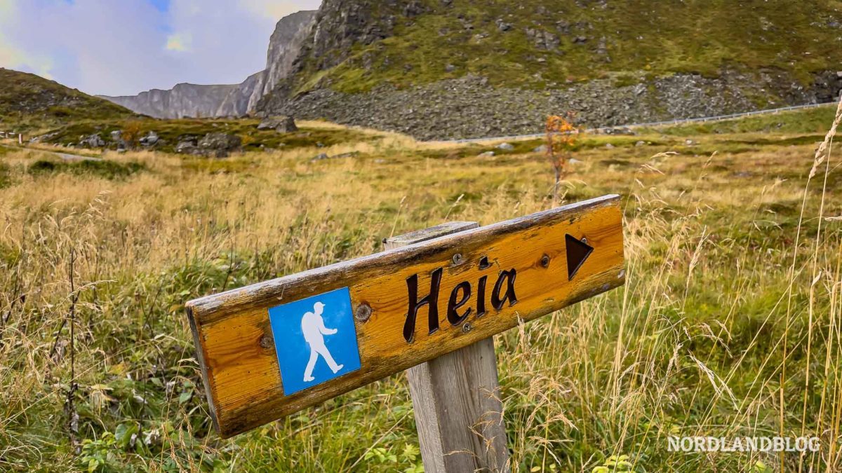 Wegweiser Wanderung Haen Insel Vaeroy Lofoten Norwegen