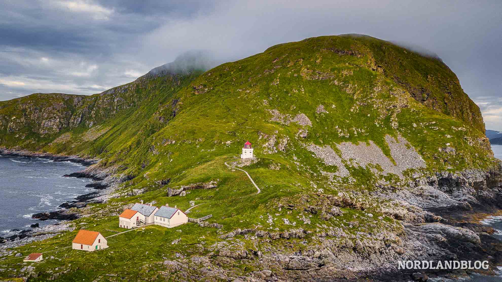 Blick auf den Leuchtturm der Insel Runde in Norwegen