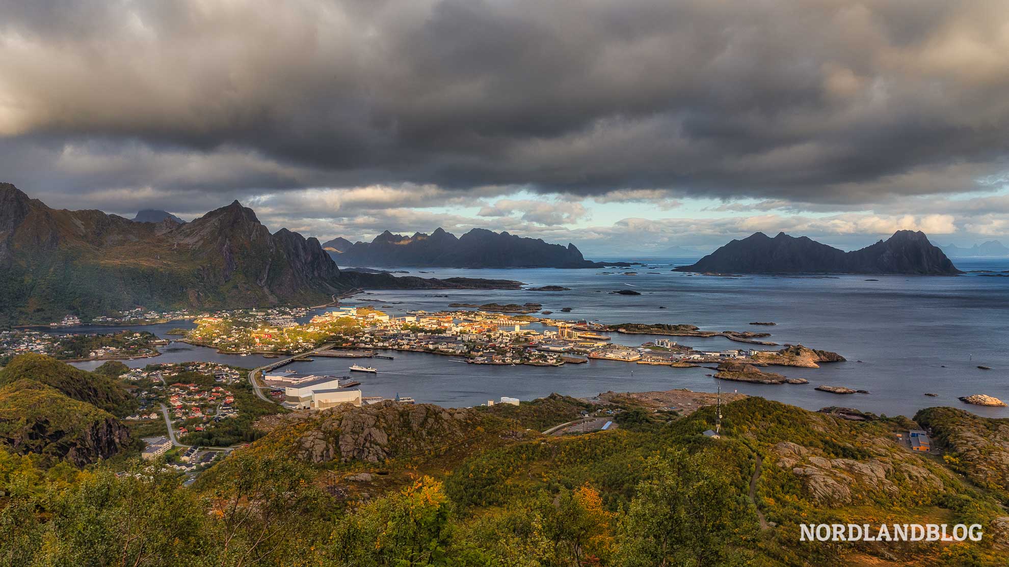 Wanderung Tjeldbergtinden Blick zurück nach Svolvær