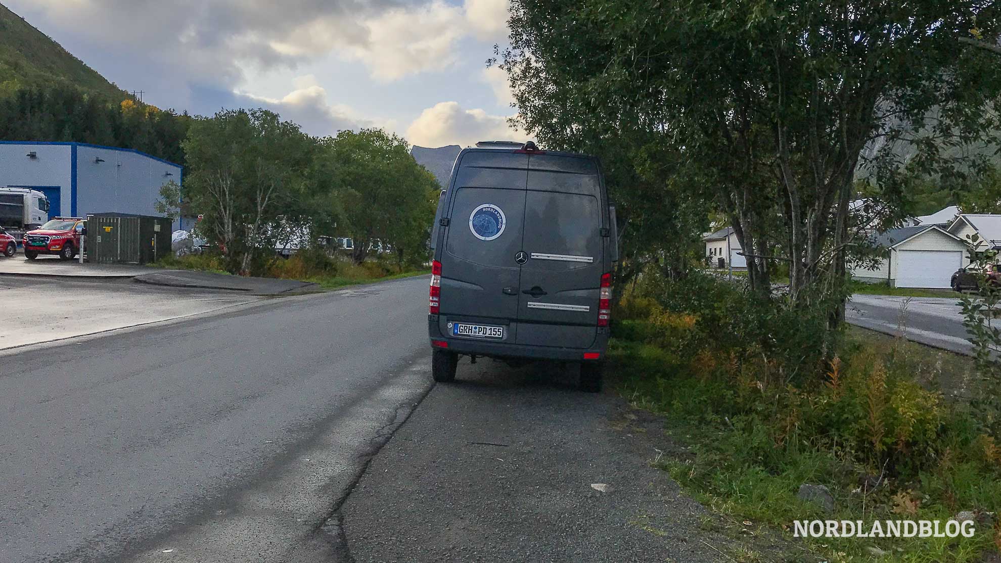 Wanderung Tjeldbergtinden Parken im Wohngebiet