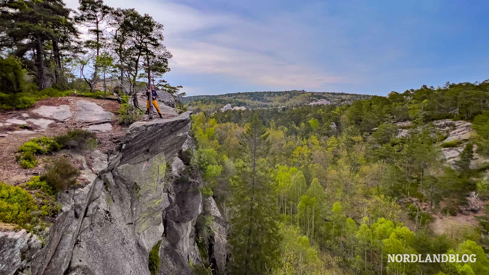 Felswand neben dem Lille Preikestolen Wanderung Kristiansand Norwegen