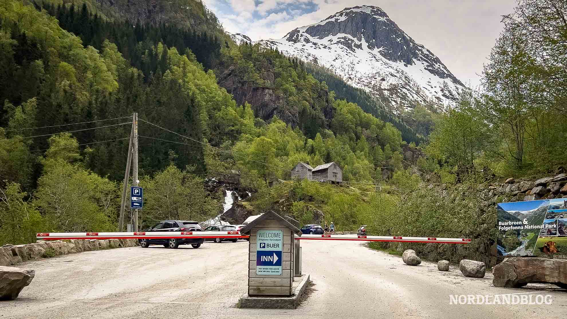 Schranke zum Parkplatz - Buarbreen Wanderung (Norwegen)