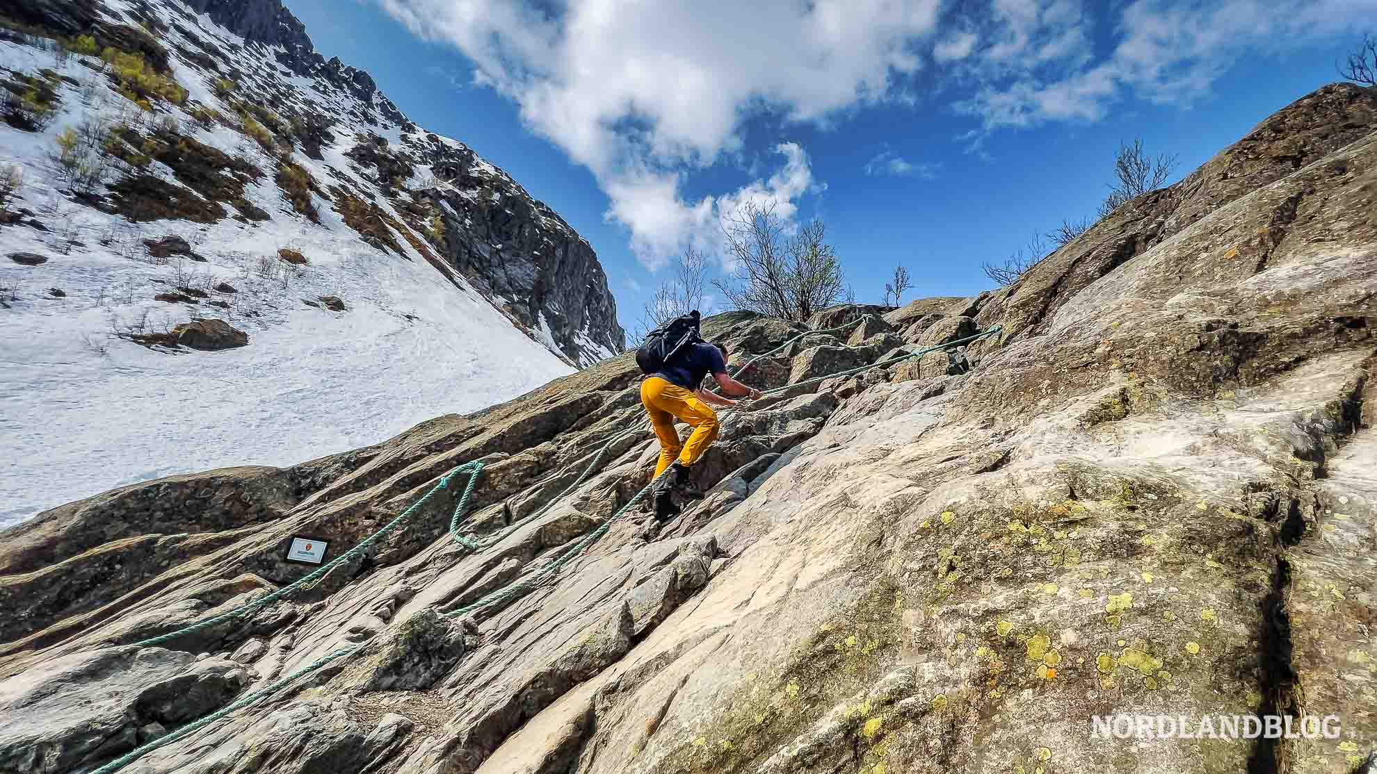 Sirko beim Klettern - Buarbreen Wanderung (Norwegen)