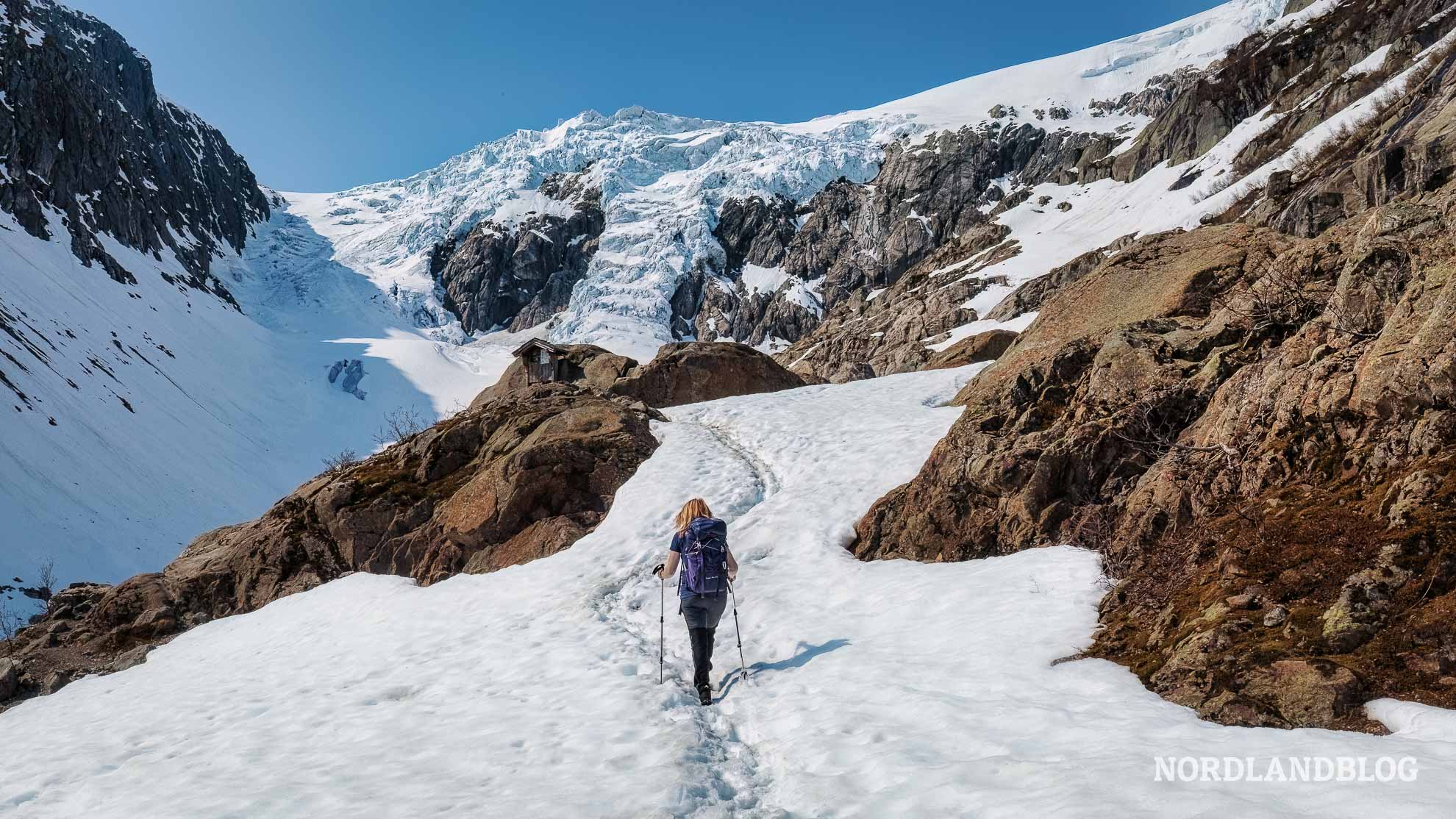 Überqueren eines Schneefeldes - Buarbreen Wanderung (Norwegen)