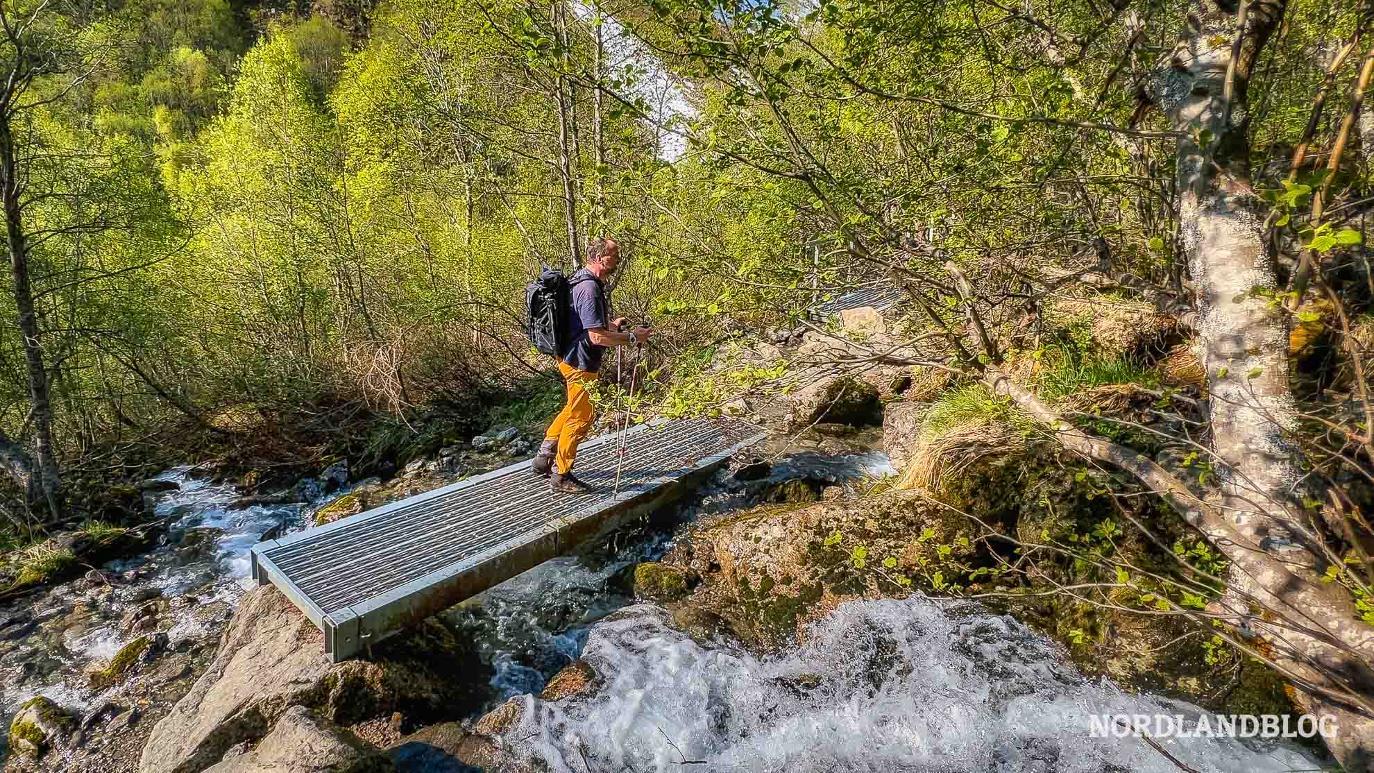 Überqueren eines Wasserlaufs - Buarbreen Wanderung (Norwegen)