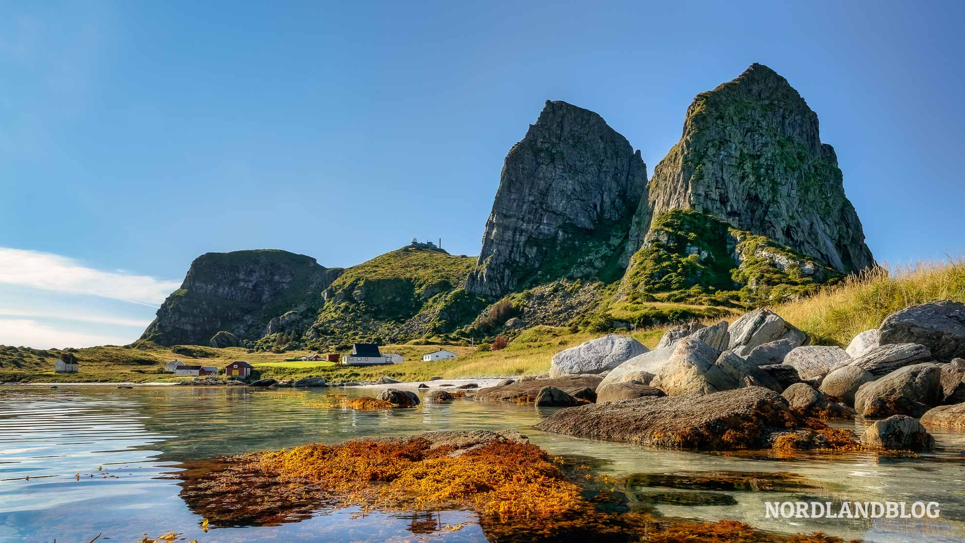 Die markanten Felsen der Insel Sanna Helgelandskysten Kystriksveien Fv17