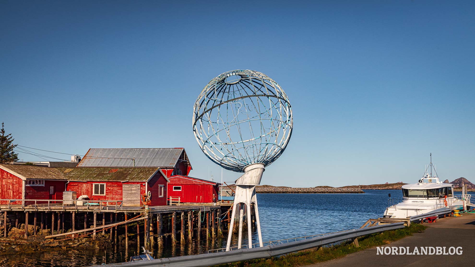 Polarkreiskugel auf Træna Helgelandskysten Kystriksveien Fv17