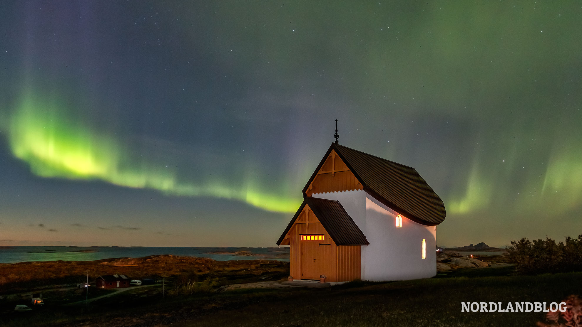 Polarlichter über der Petter Dass Kapelle- Insel Træna Helgelandskysten Kystriksveien Fv17