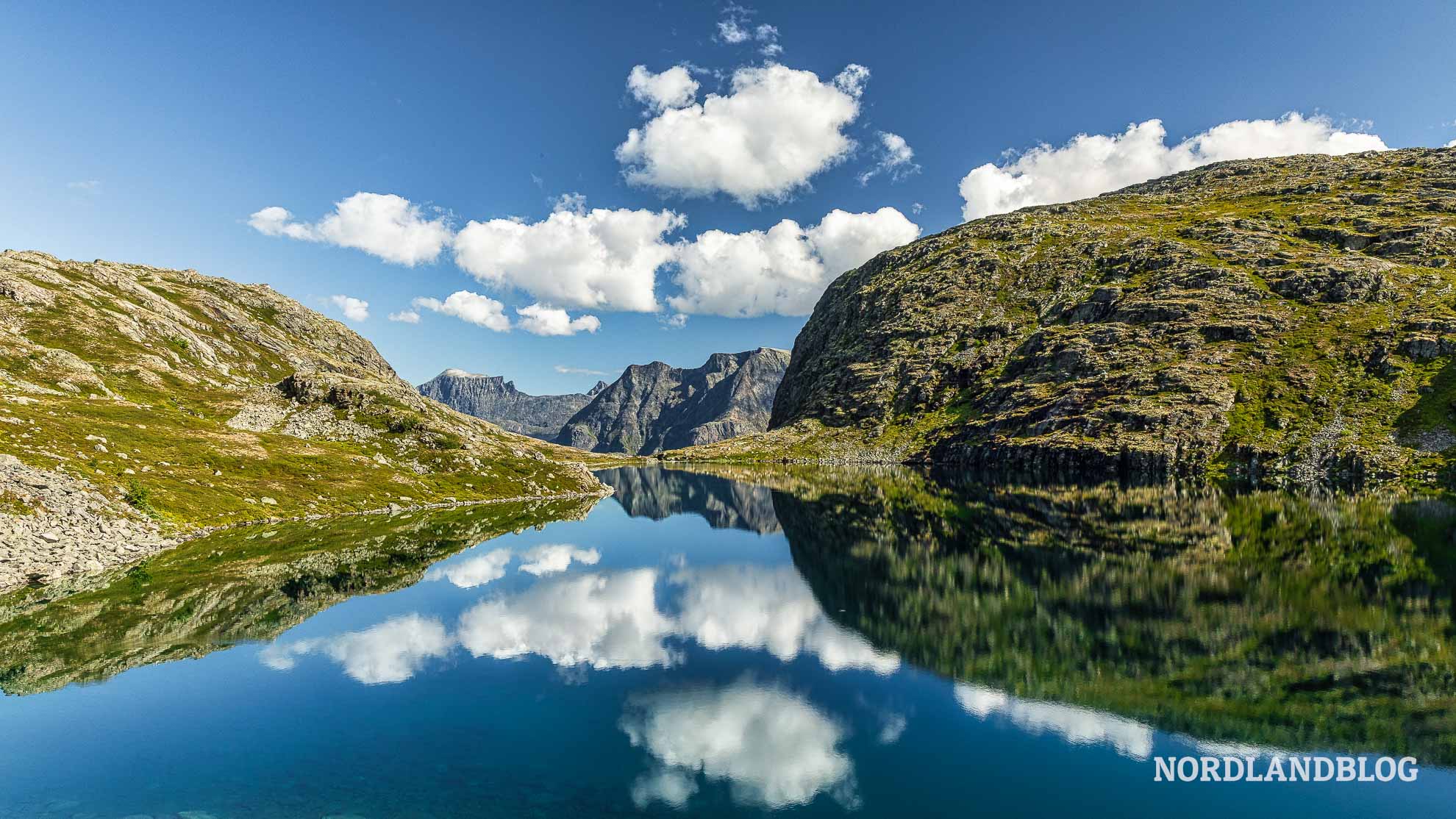 Bergsee Mardalstjonna am mardalsfossen mit Spiegelung