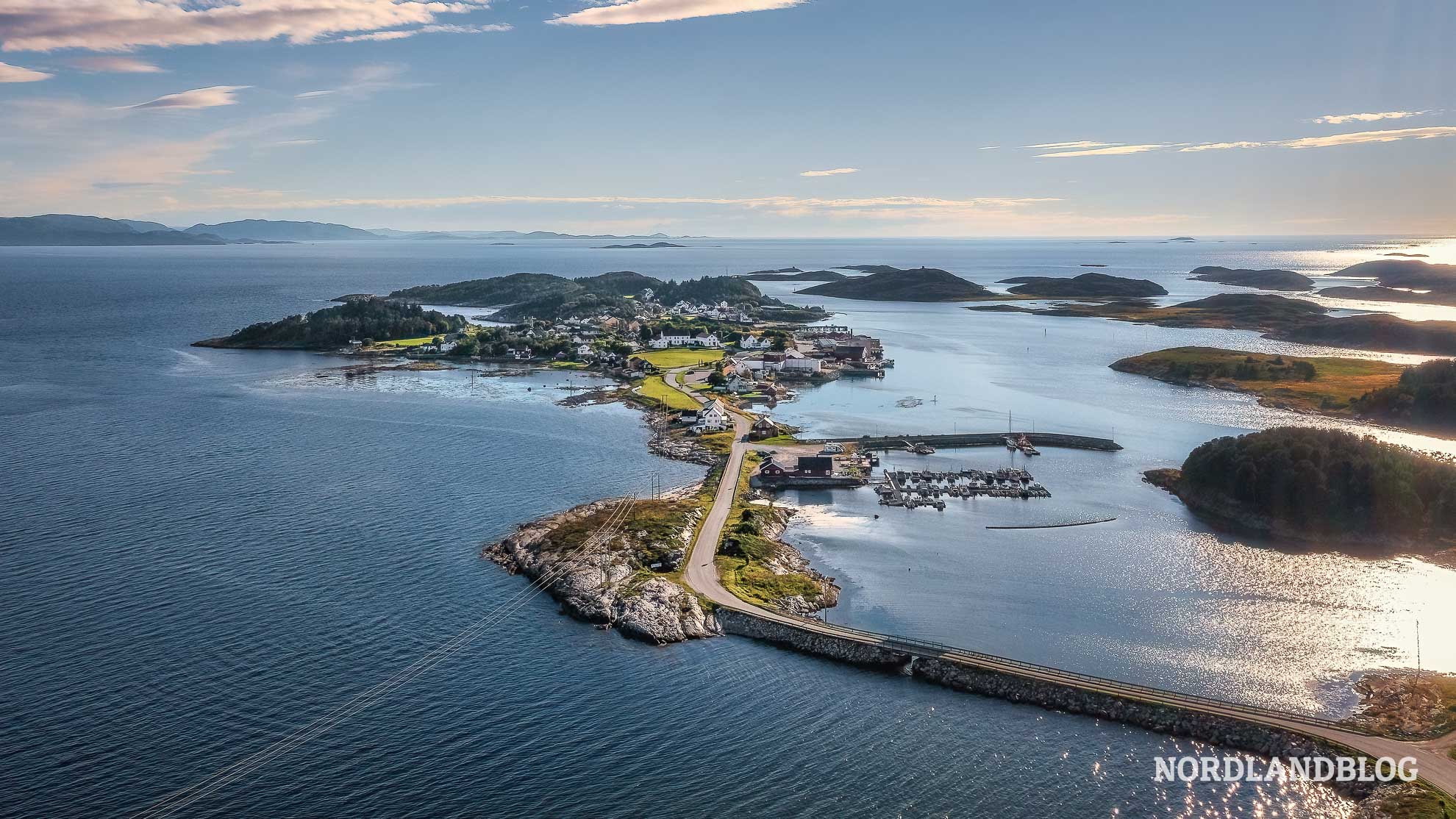 Blick auf Abelvær am Nærøysund in Nordnorwegen