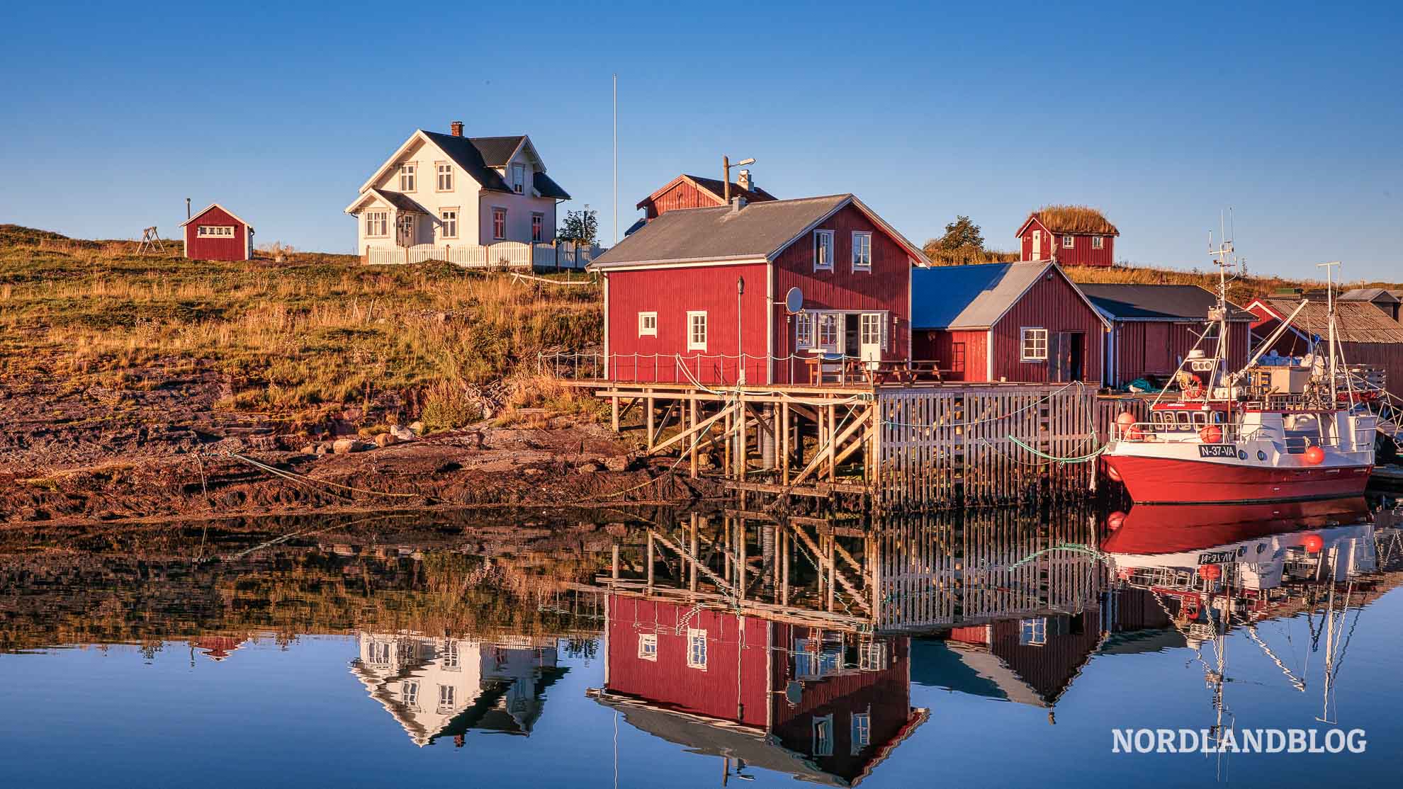 Fischerboot und Haus auf Vega Helgelandskysten, Kystriksveien (Fv17) Norwegen