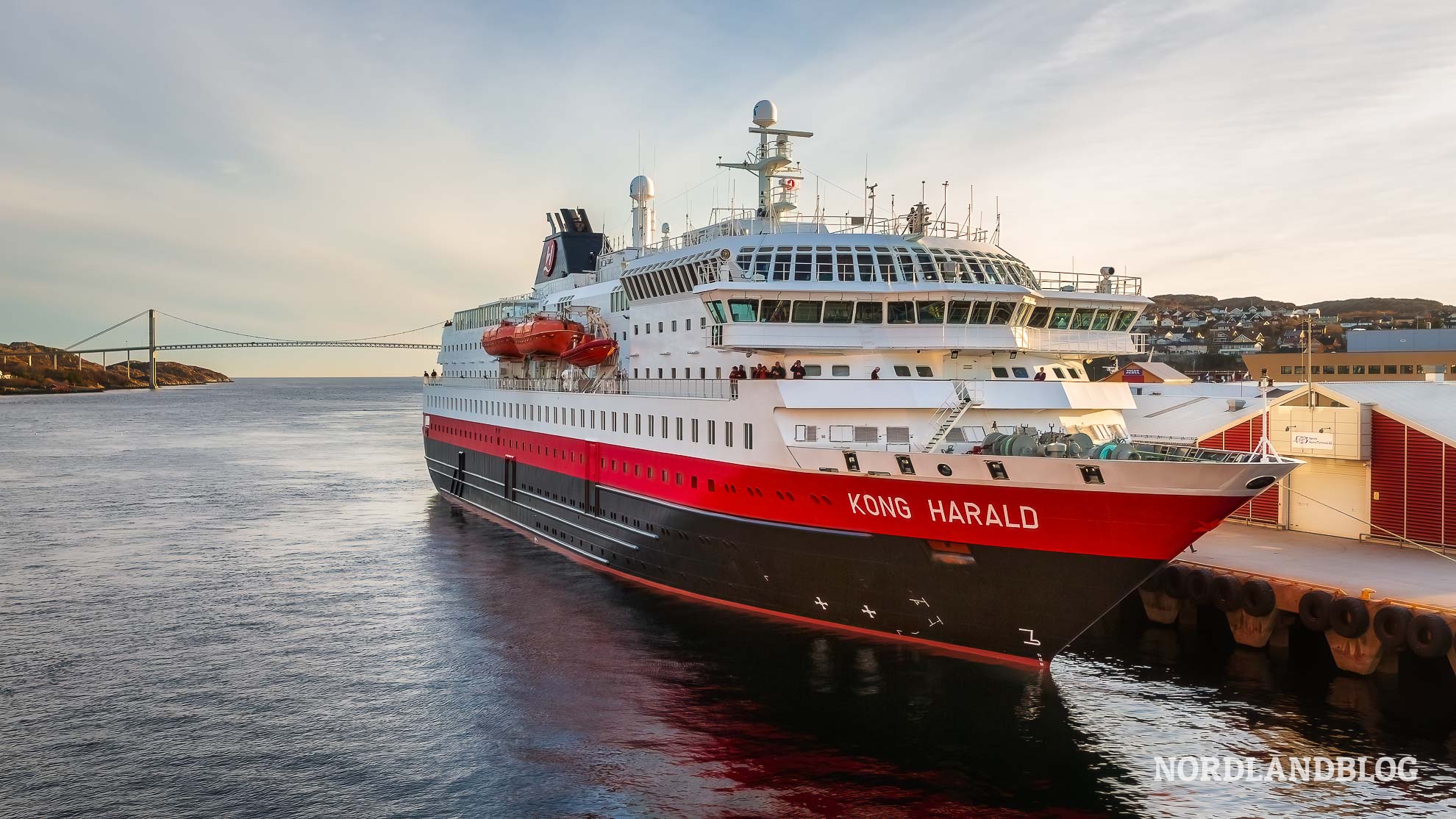 Hurtigruten Schiff im Hafen Rørvik Insel Vikna 