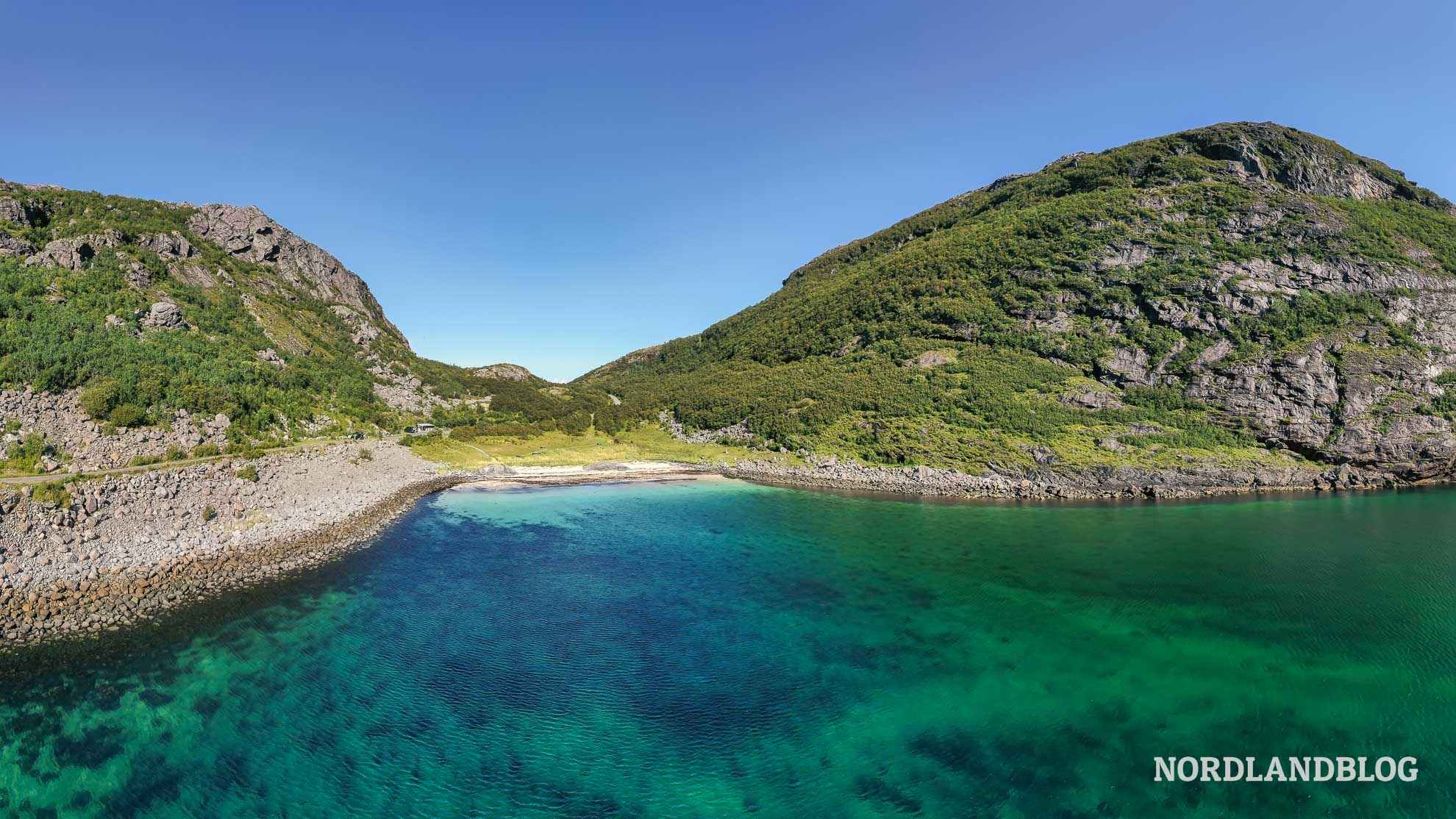 Traumbucht Kvennvika mit Parkplatz und Sandstrand an der FV17 (Kystriksveien)