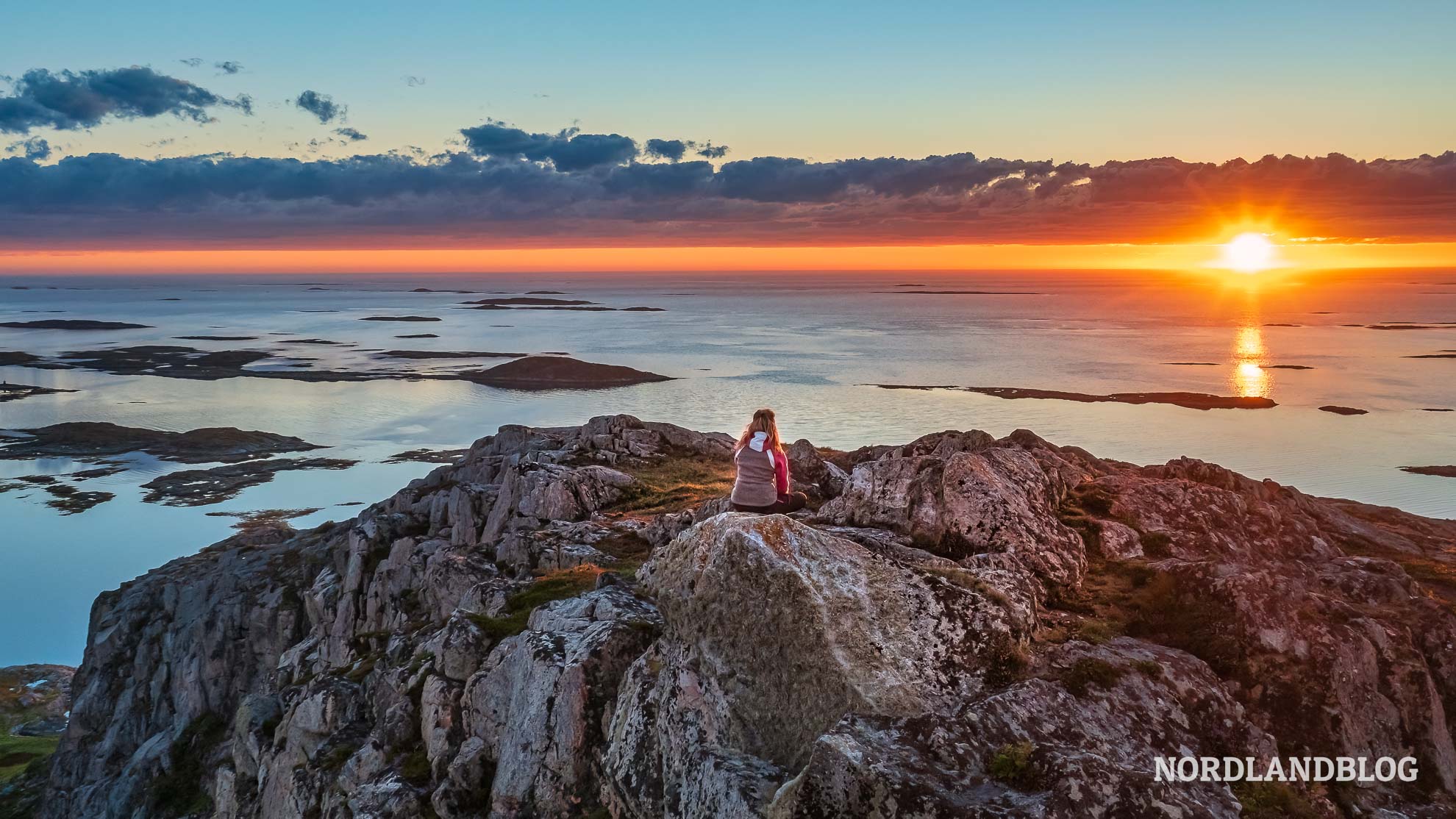 Sonnenuntergang vom Våløytinden an der Helgelandskysten