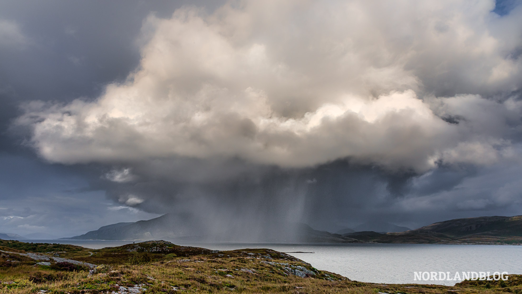 Insel Leka: Wolkenspiele über dem Meer (Kystriksveien Fv17)