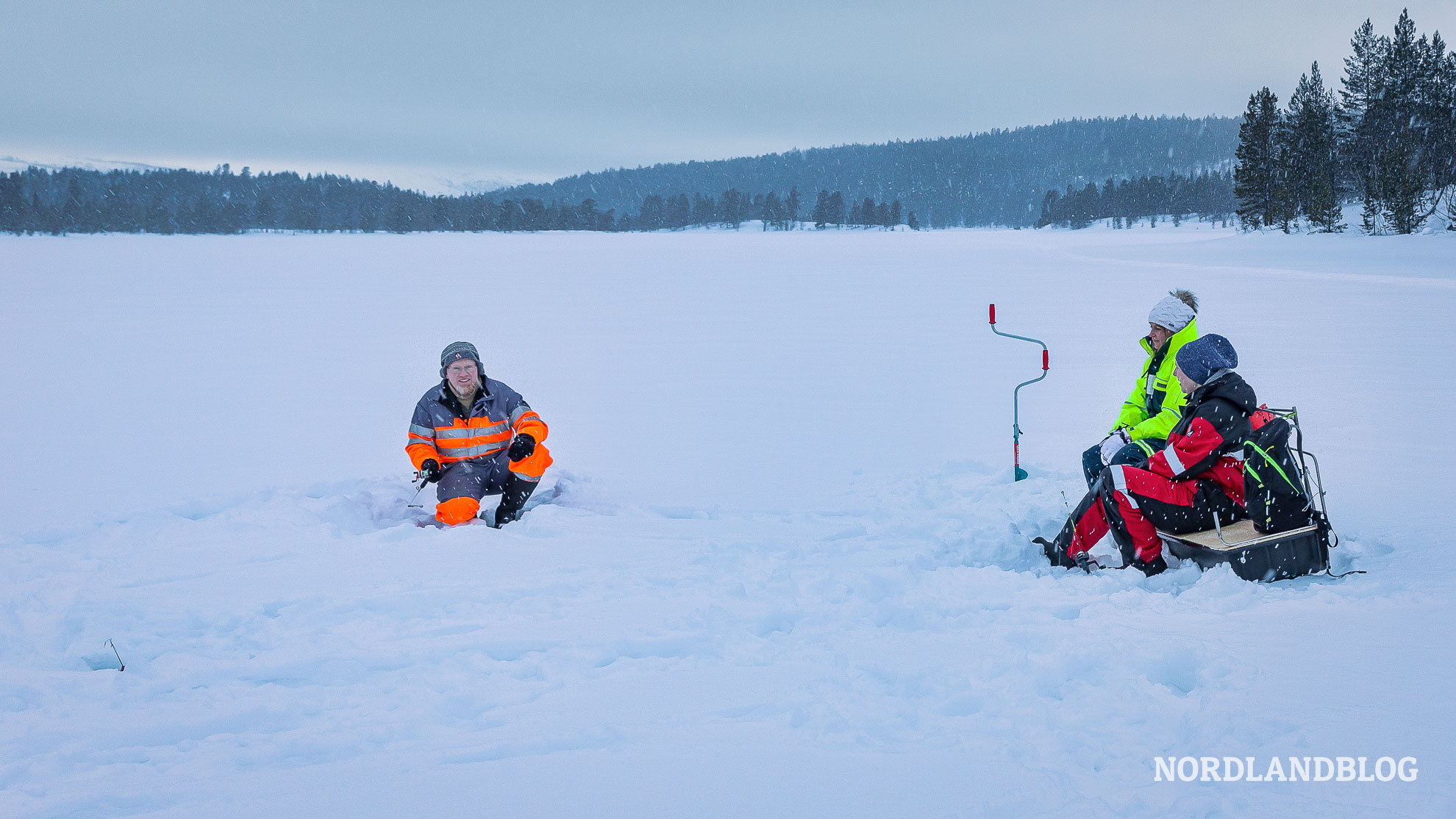 Beim Eisangeln mit den Auswanderern Sandy und Kai