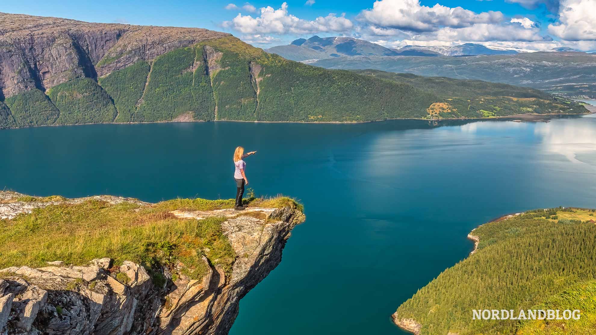 Blick nach Mo i Rana Nepsteinen Helgeland Norwegen