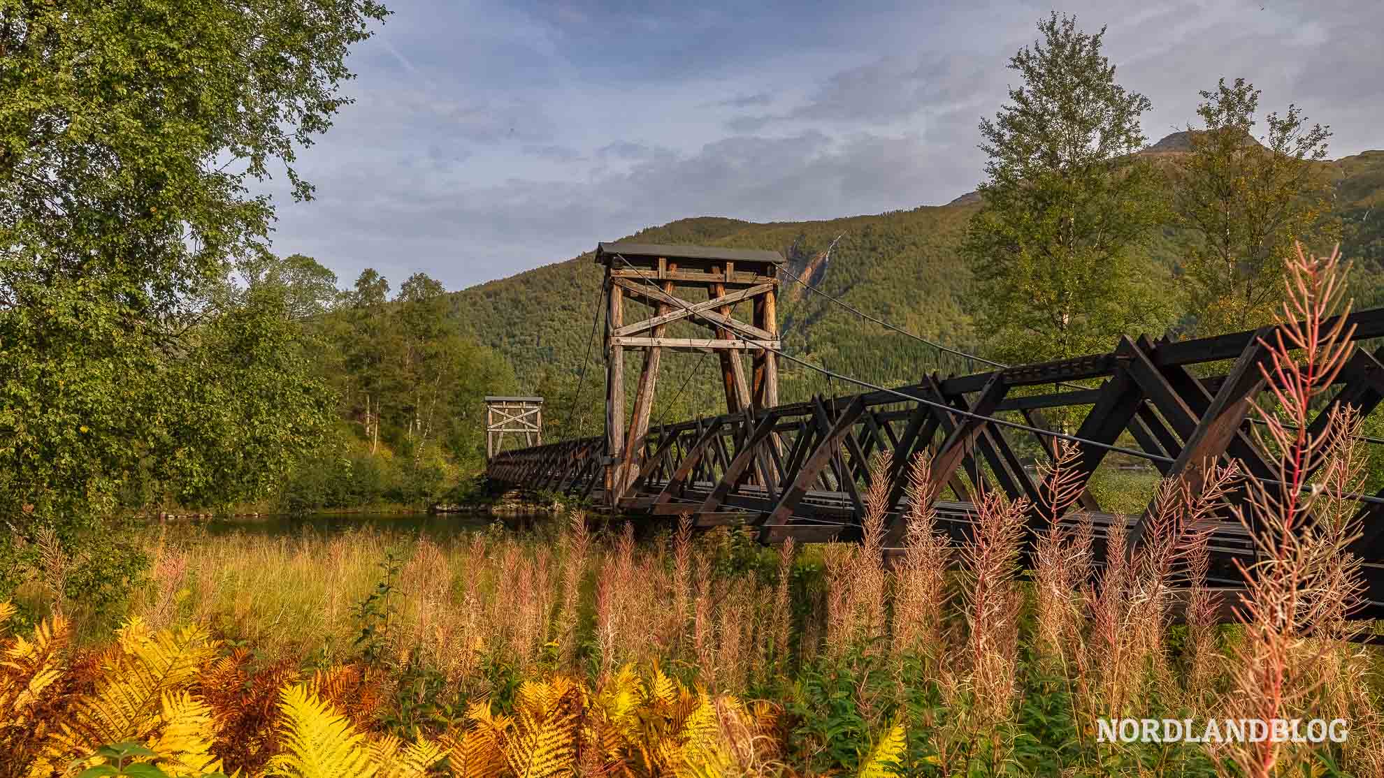 Holzbrücke Bauernhof Sjønstå Sulitjelma Nordnorwegen