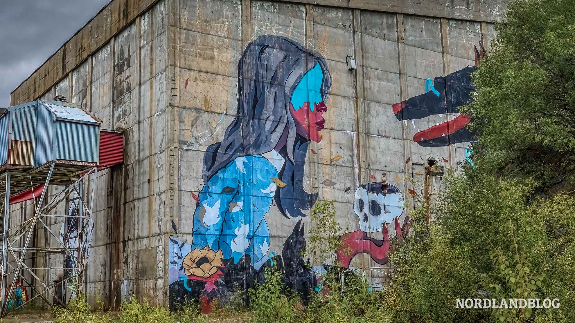 Streetart Motiv Mädchen mit Hund Sulitjelma Helgeland Norwegen
