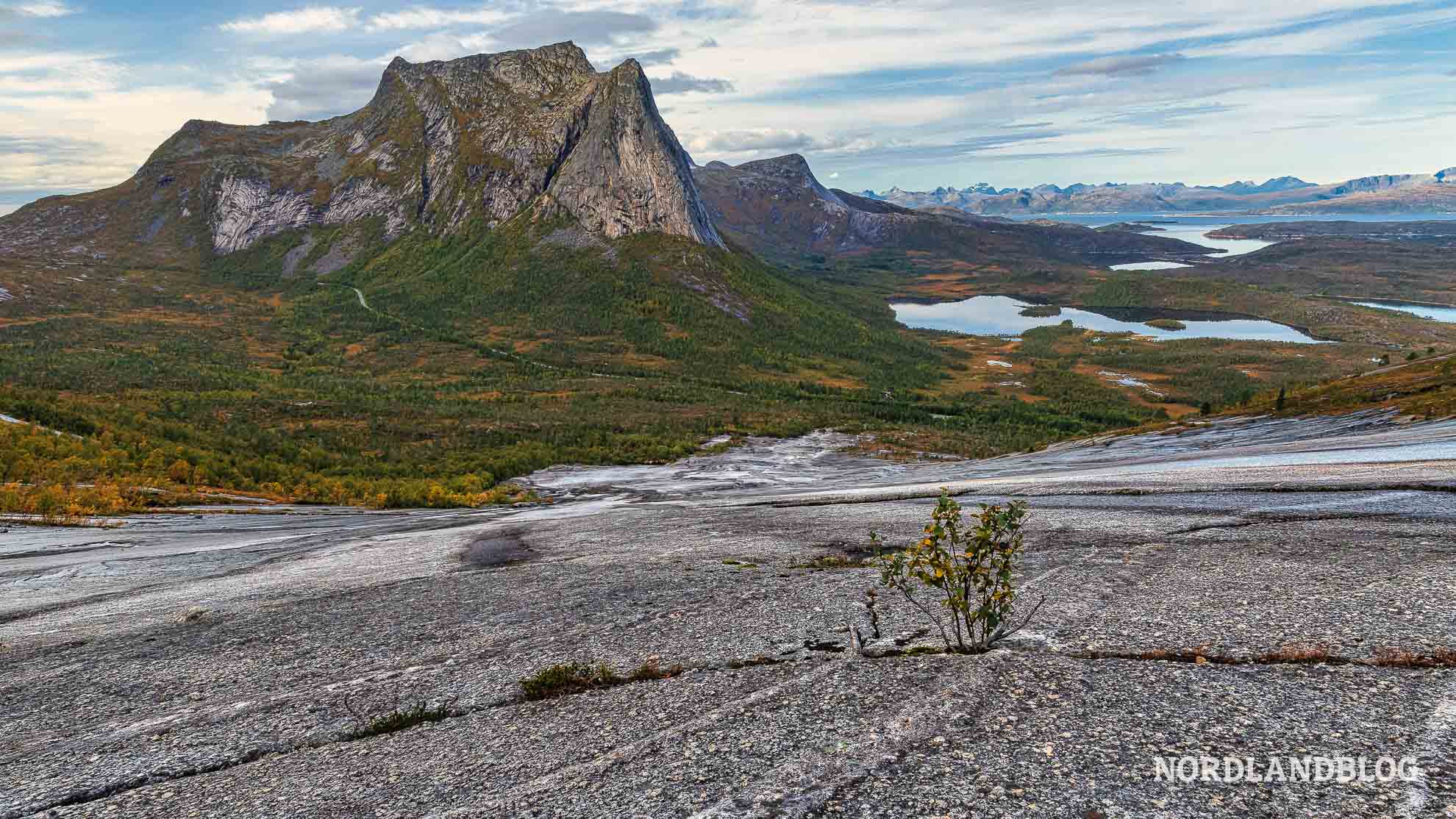 Blick über Verdenssvaet Felsplatte Nordnorwegen