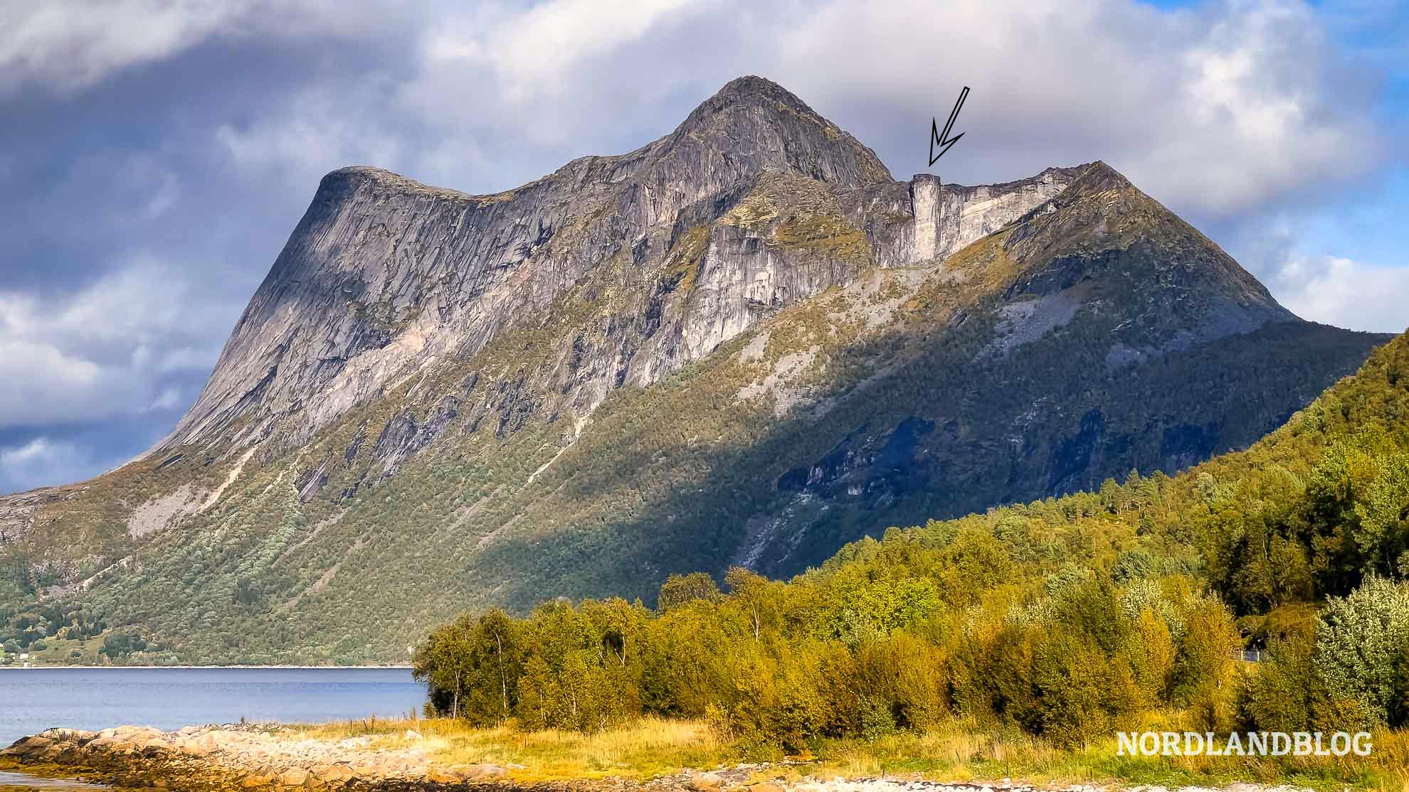 Der-Berg-Kjerna-vom-Efjord-aus