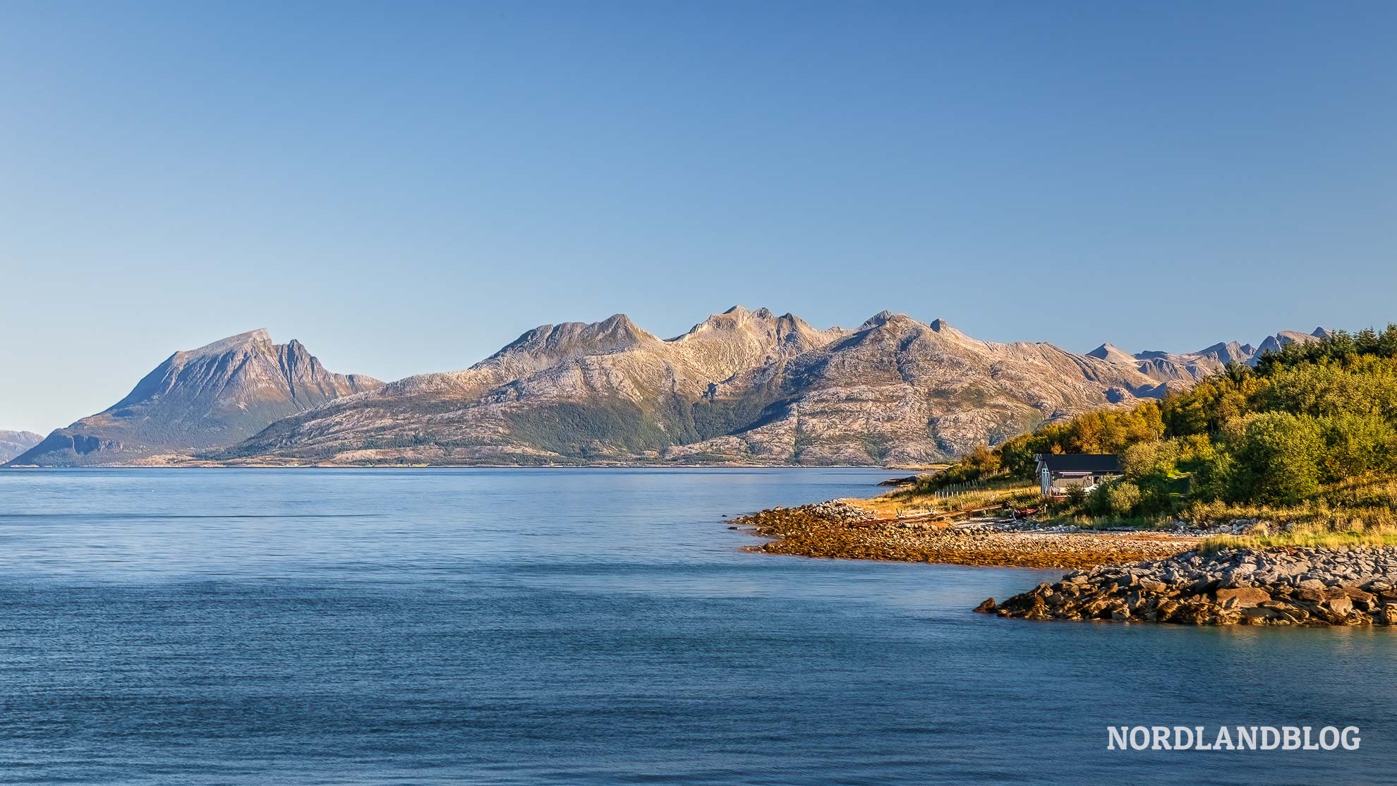 Fährüberfahrt nach Tomma mit Blick auf die Helgelandskysten