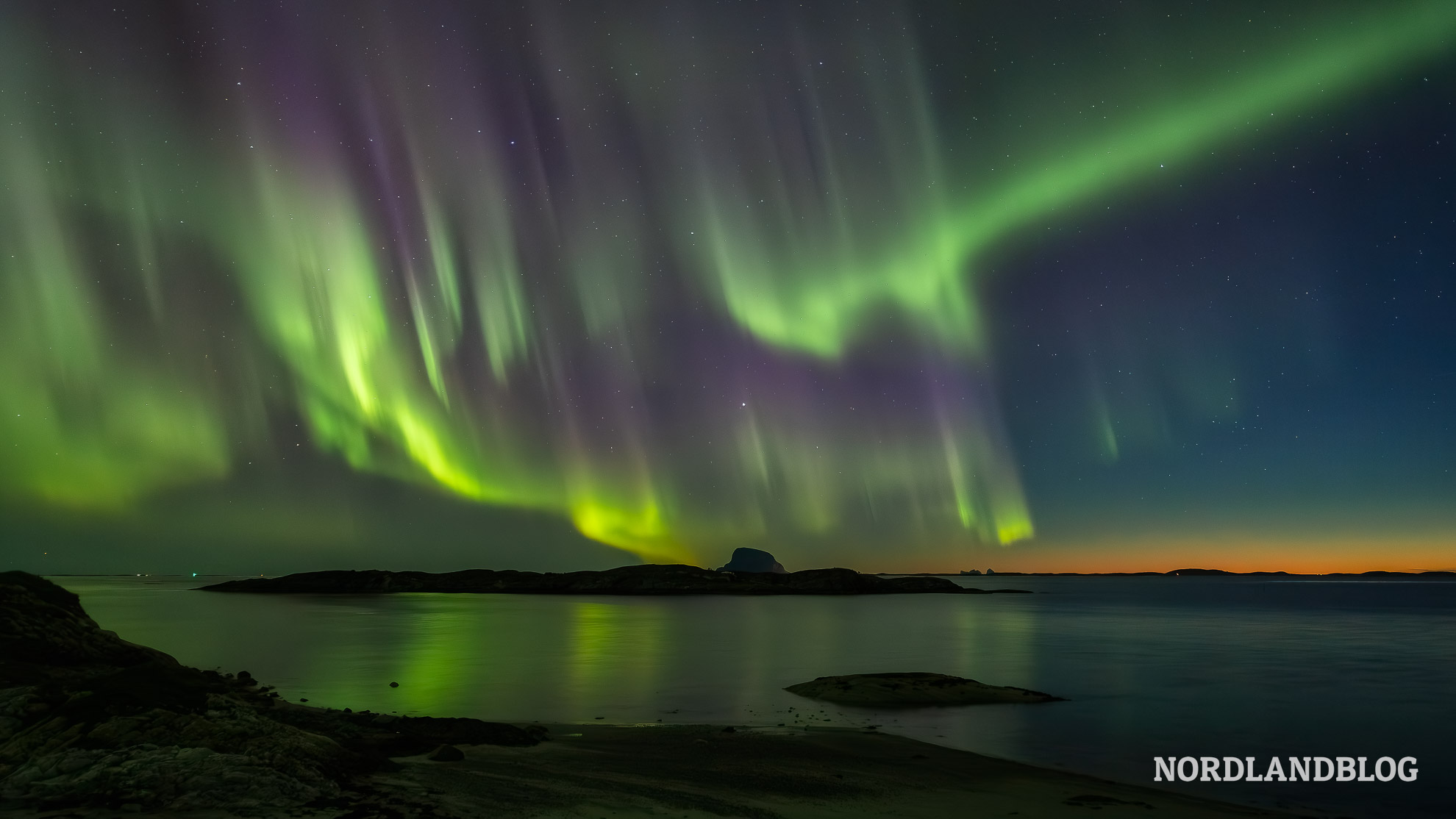 Nordlichter über dem Polarmeer in Norwegen