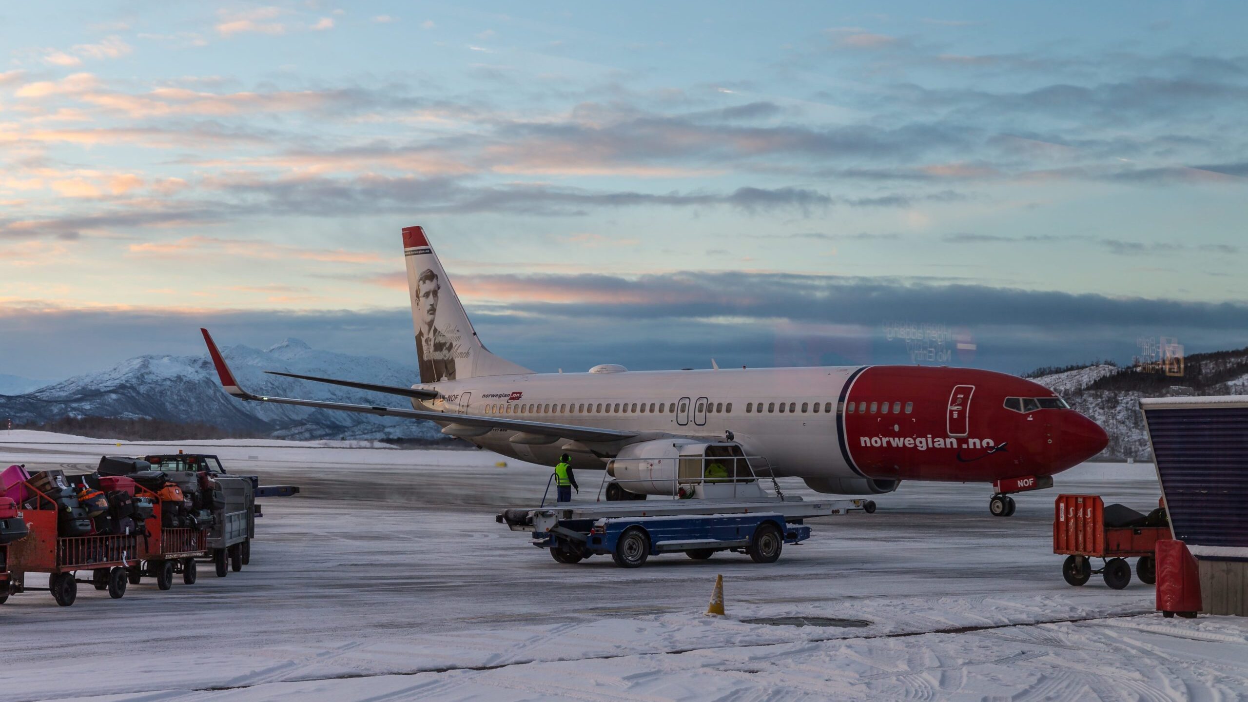 Die Maschine der Norwegian Air wird hier auf dem Flugplatz von Harstad gezeigt > Anreise nach Norwegen