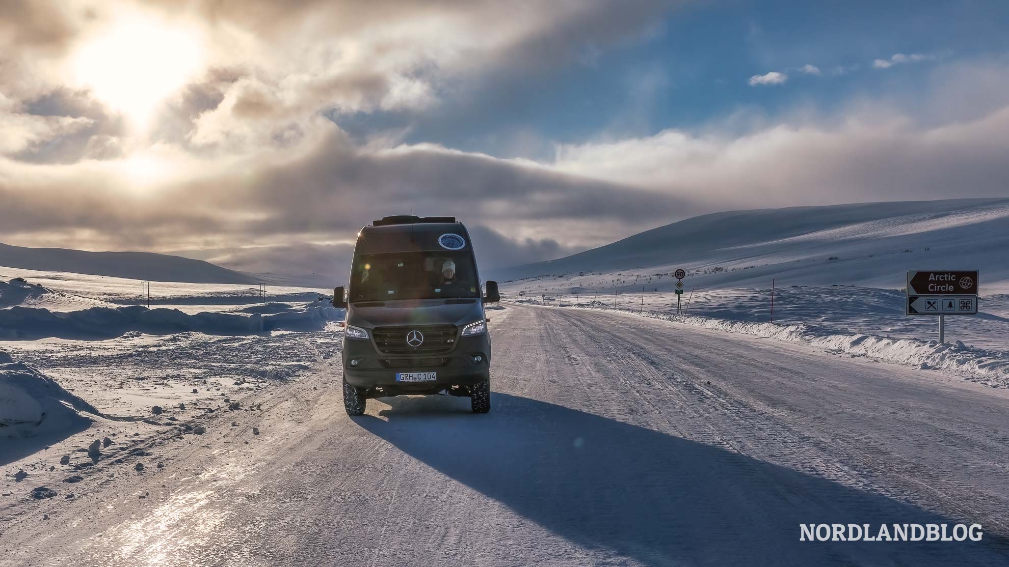 Kastenwagen am Polarkreis im Schnee Wintercamping Norwegen Lofoten