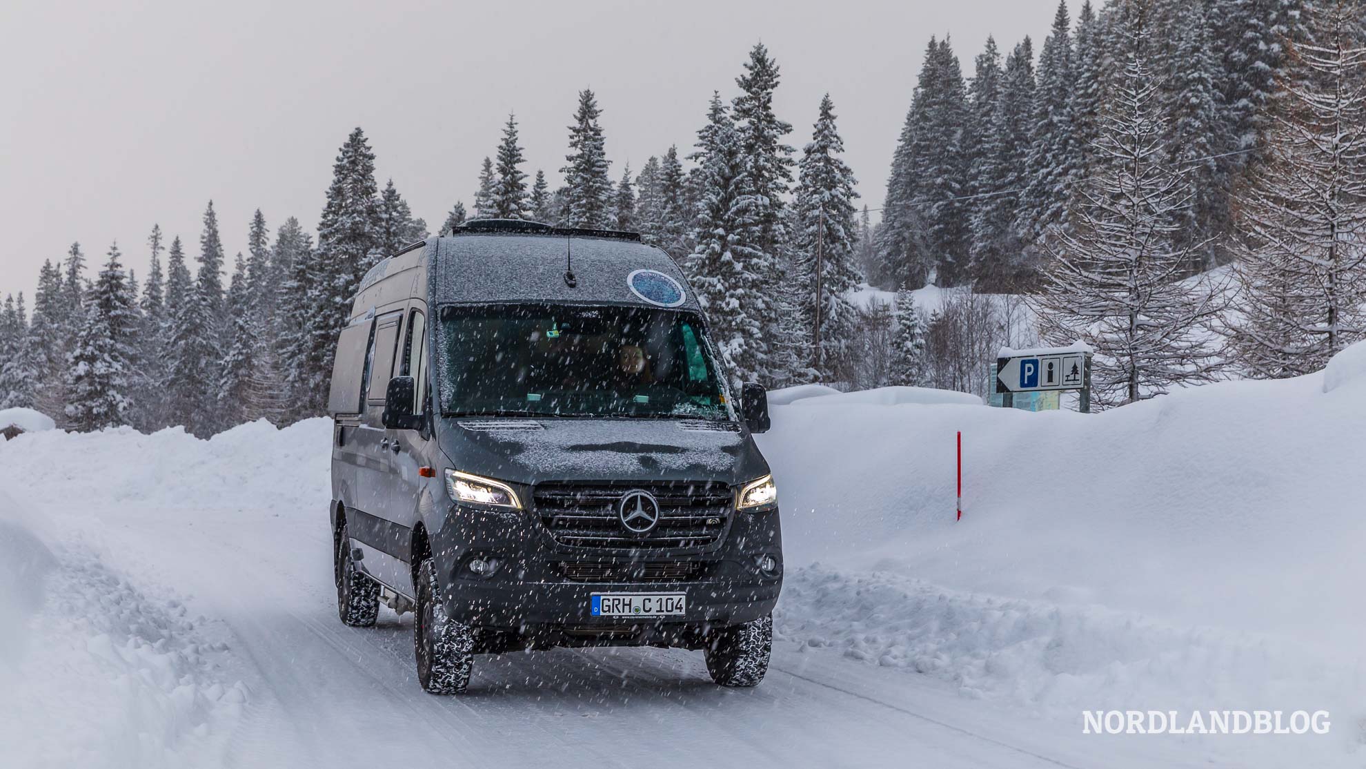 Kastenwagen im Schnee Wintercamping Norwegen Lofoten