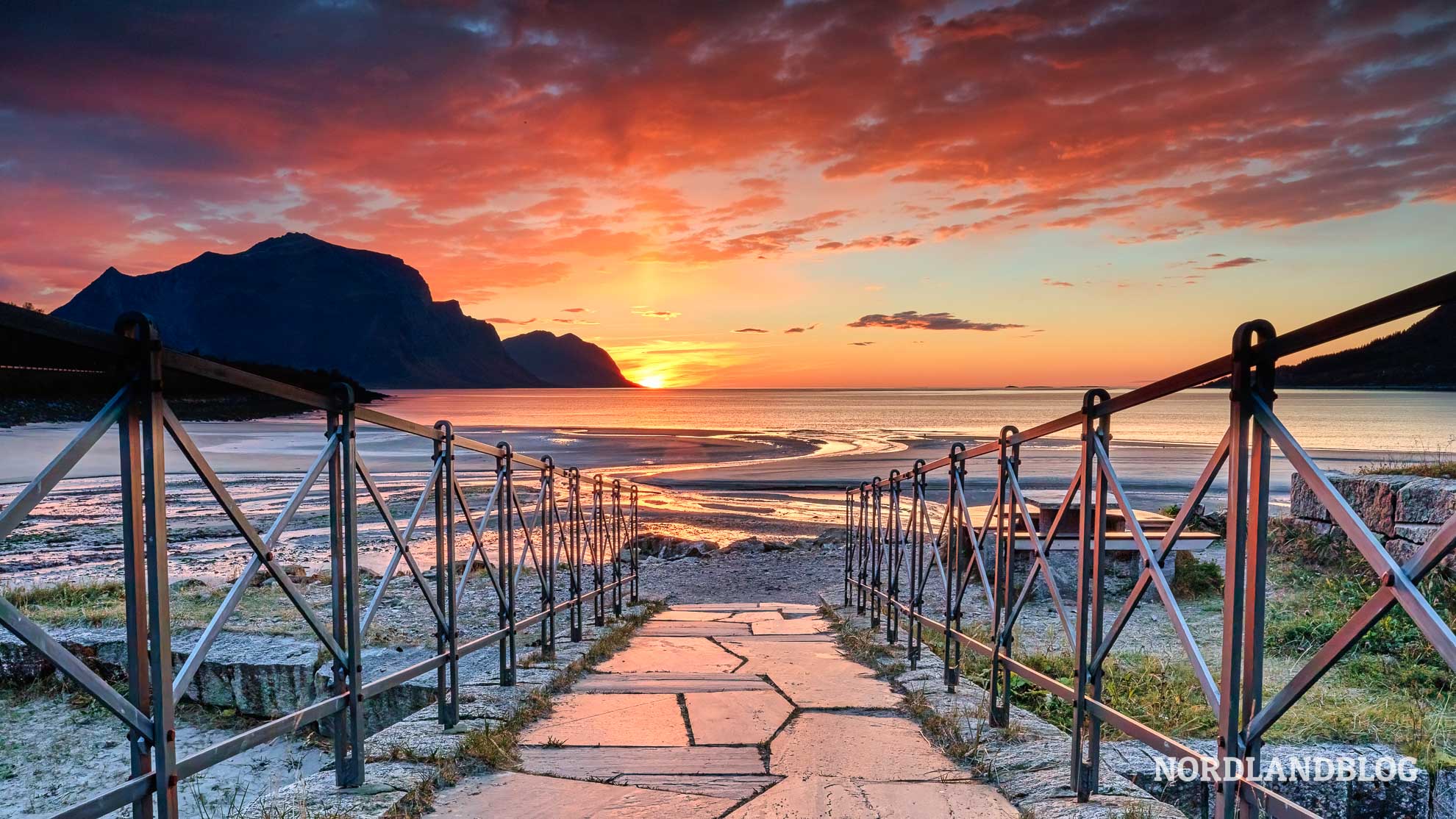 Sonnenuntergang Storvika Nordnorwegen Straende bei Bodo