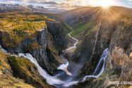 Titelbild Norwegische Landschaftsrouten Wasserfall Voeringsfossen Fjordnorwegen