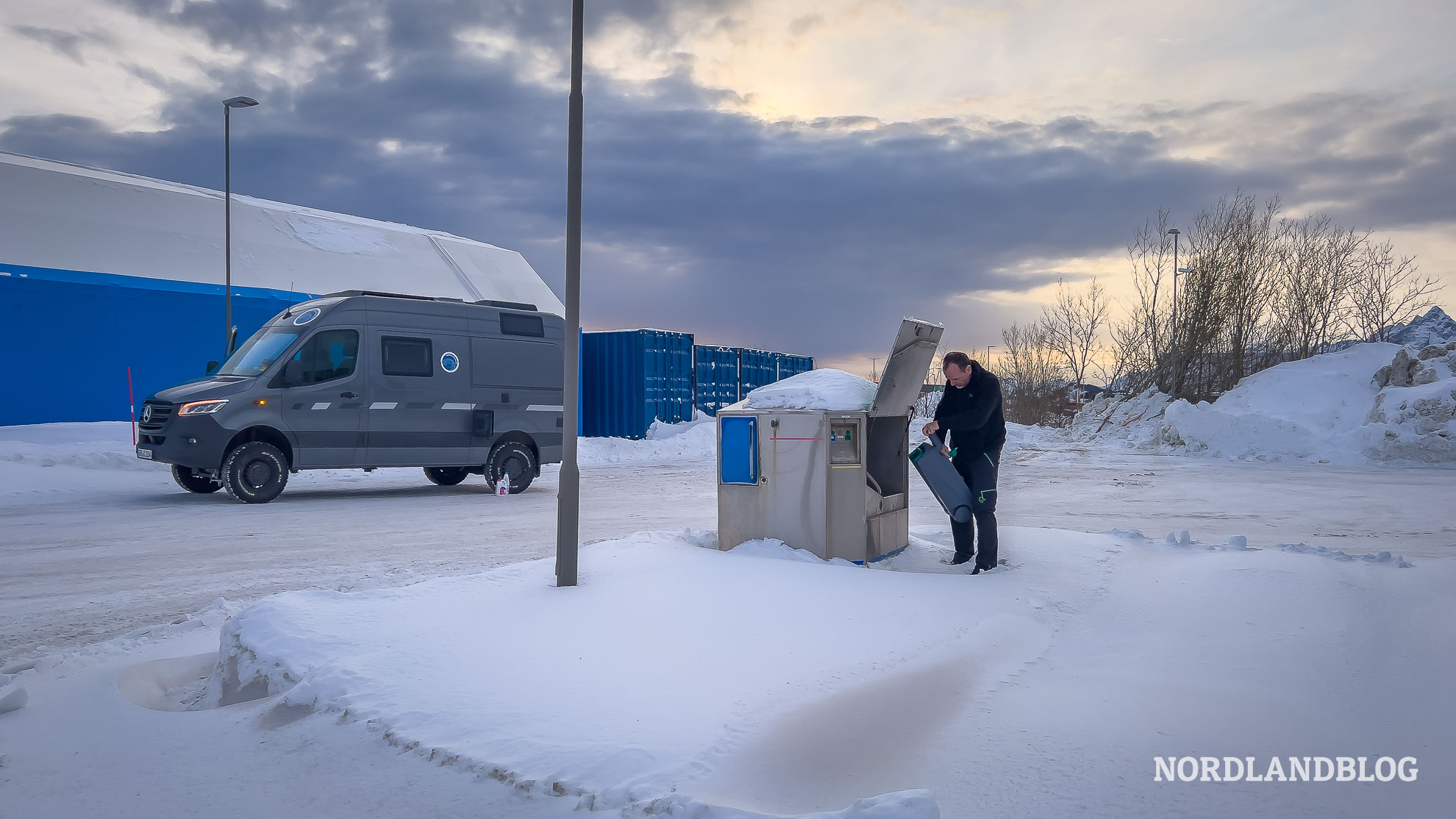 Wintercamping in Norwegen Entsorgungsstation im Winter auf den Lofoten in Leknes