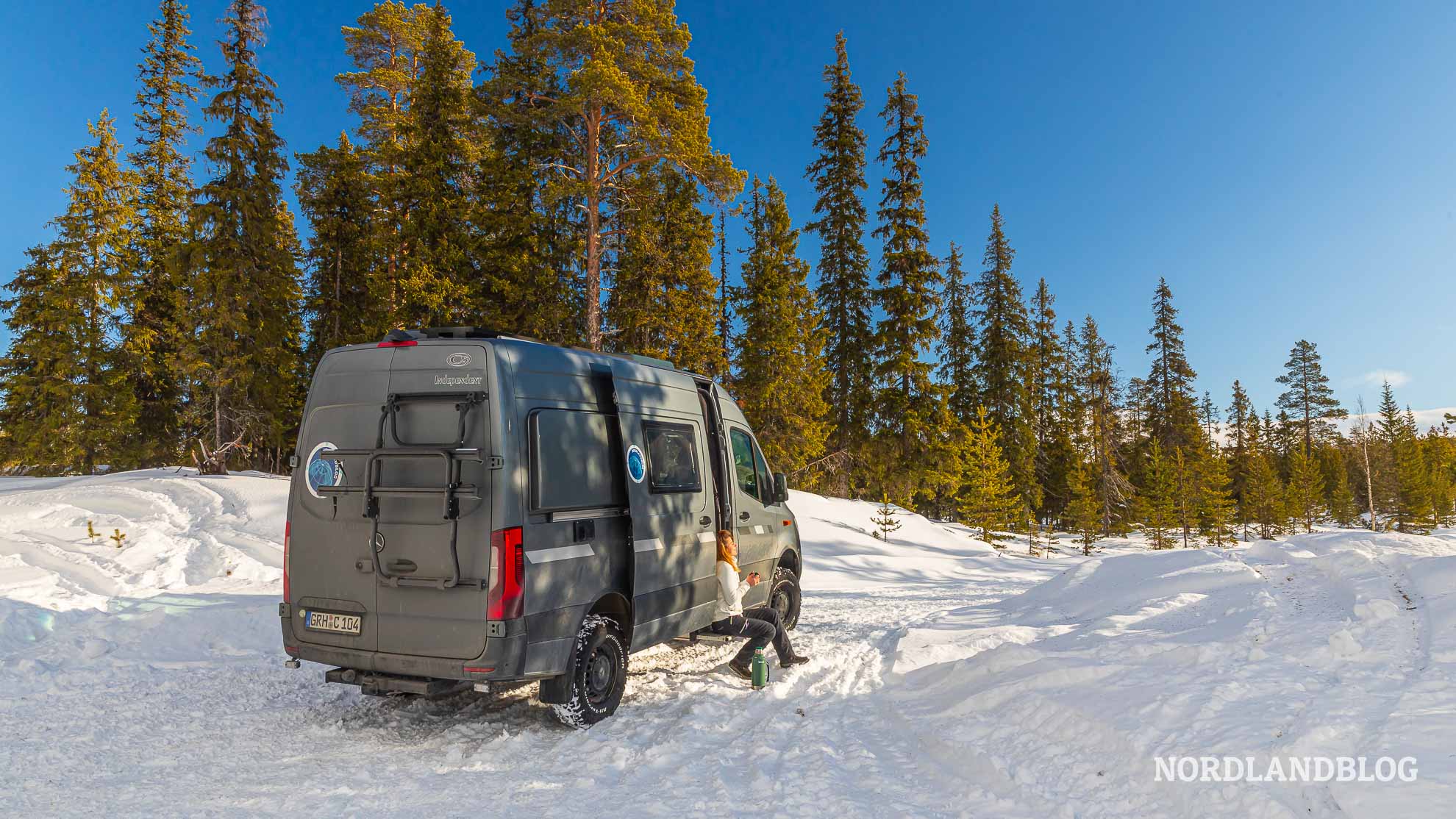 Wintercamping in Norwegen Pause im Schnee in Lappland Schweden