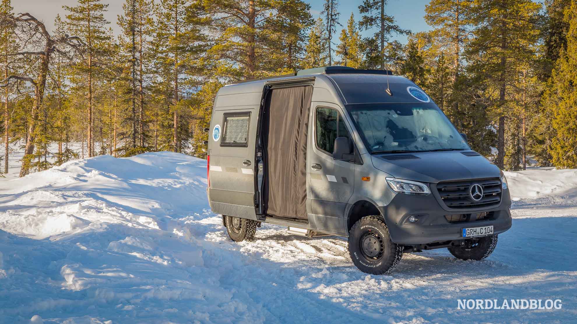 Wintercamping-in-Norwegen-Thermovorhang-im-Kastenwagen