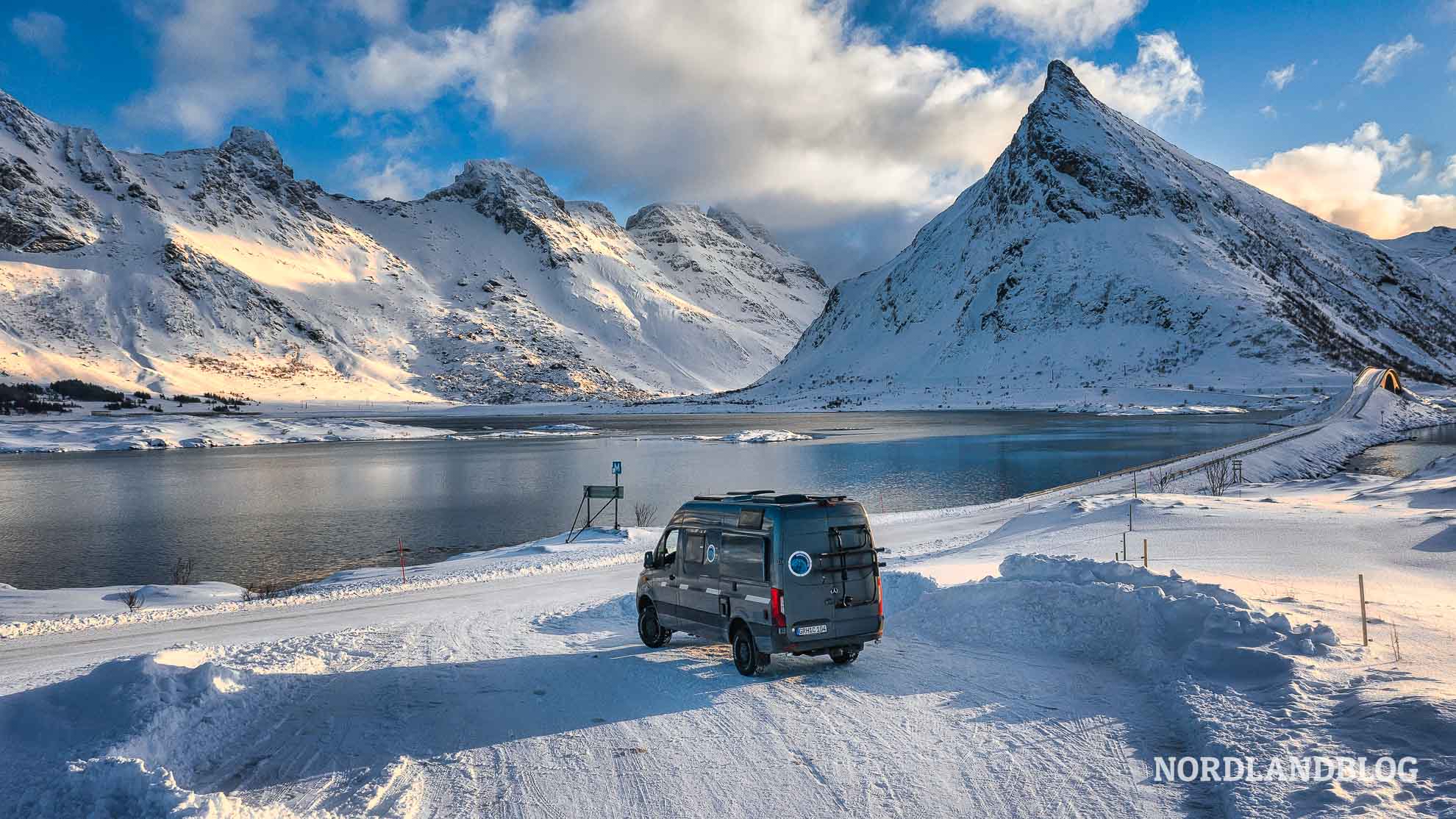 Wintertag auf den Lofoten mit Kastenwagen beim Wintercamping in Norwegen