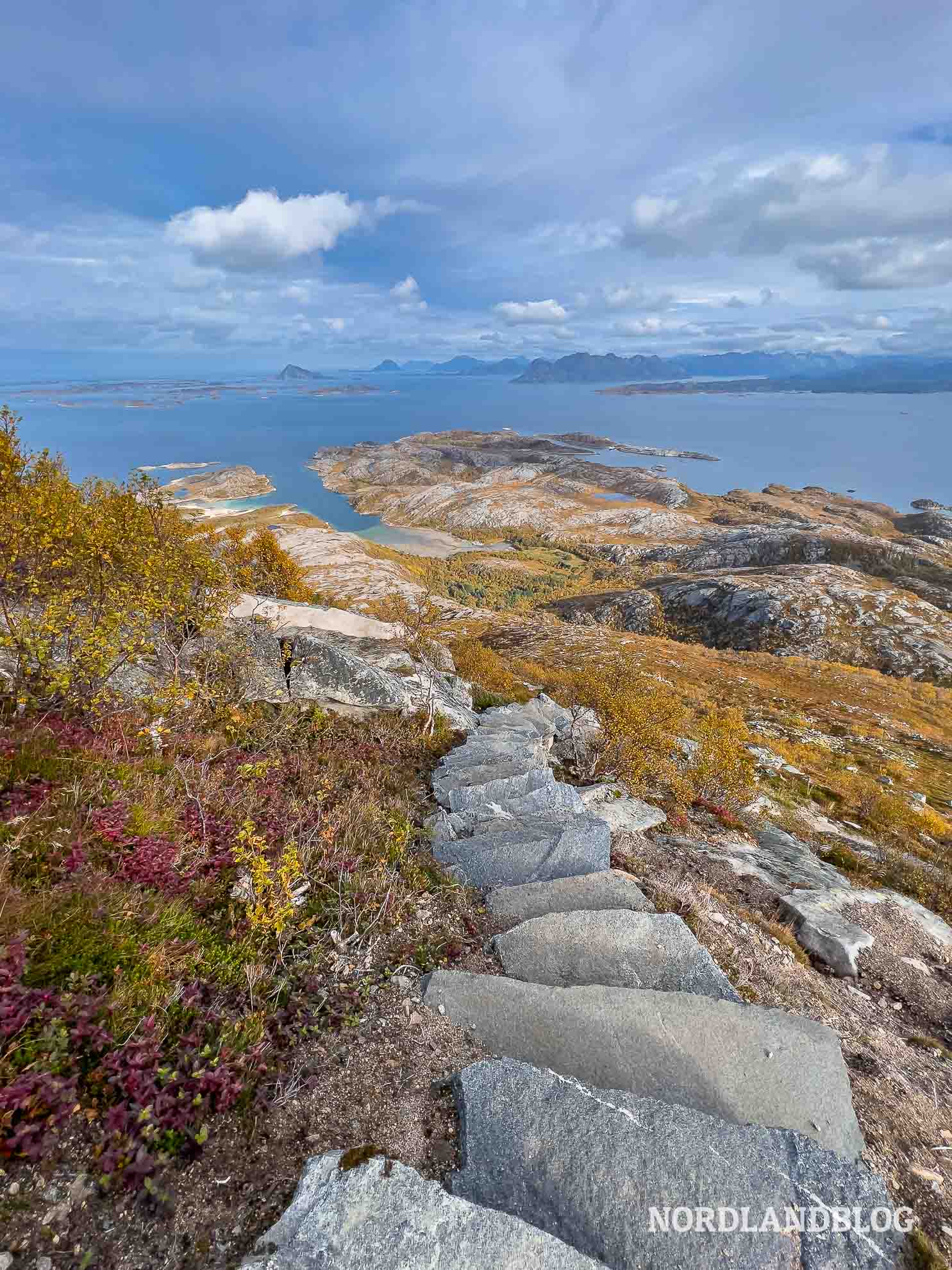 Die Treppen auf der Wanderung zum Rodoylova Helgeland Norwegen