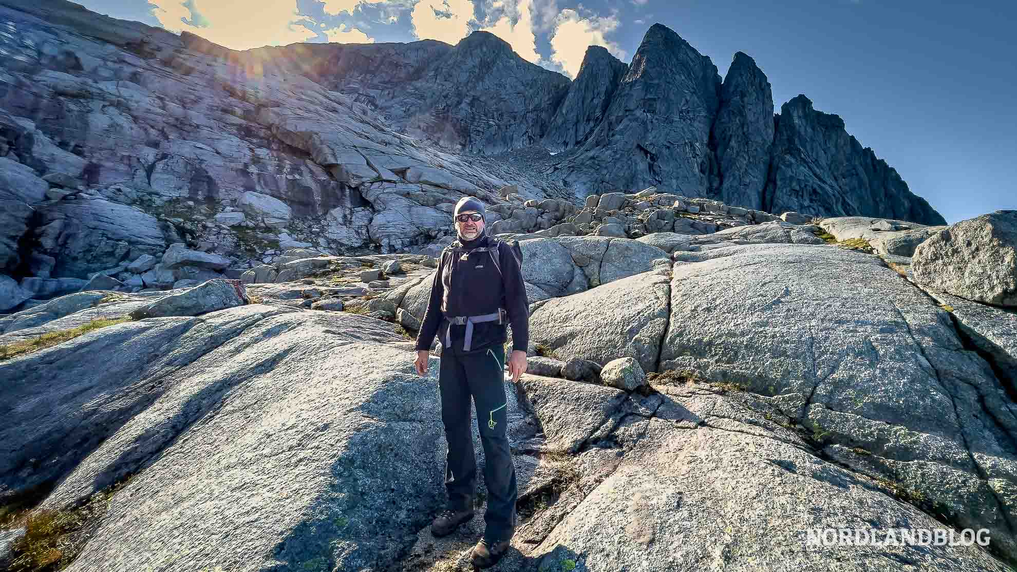 Steiniger Aufstieg zum Skjæringen, Sieben Schwestern, Helgelandskysten