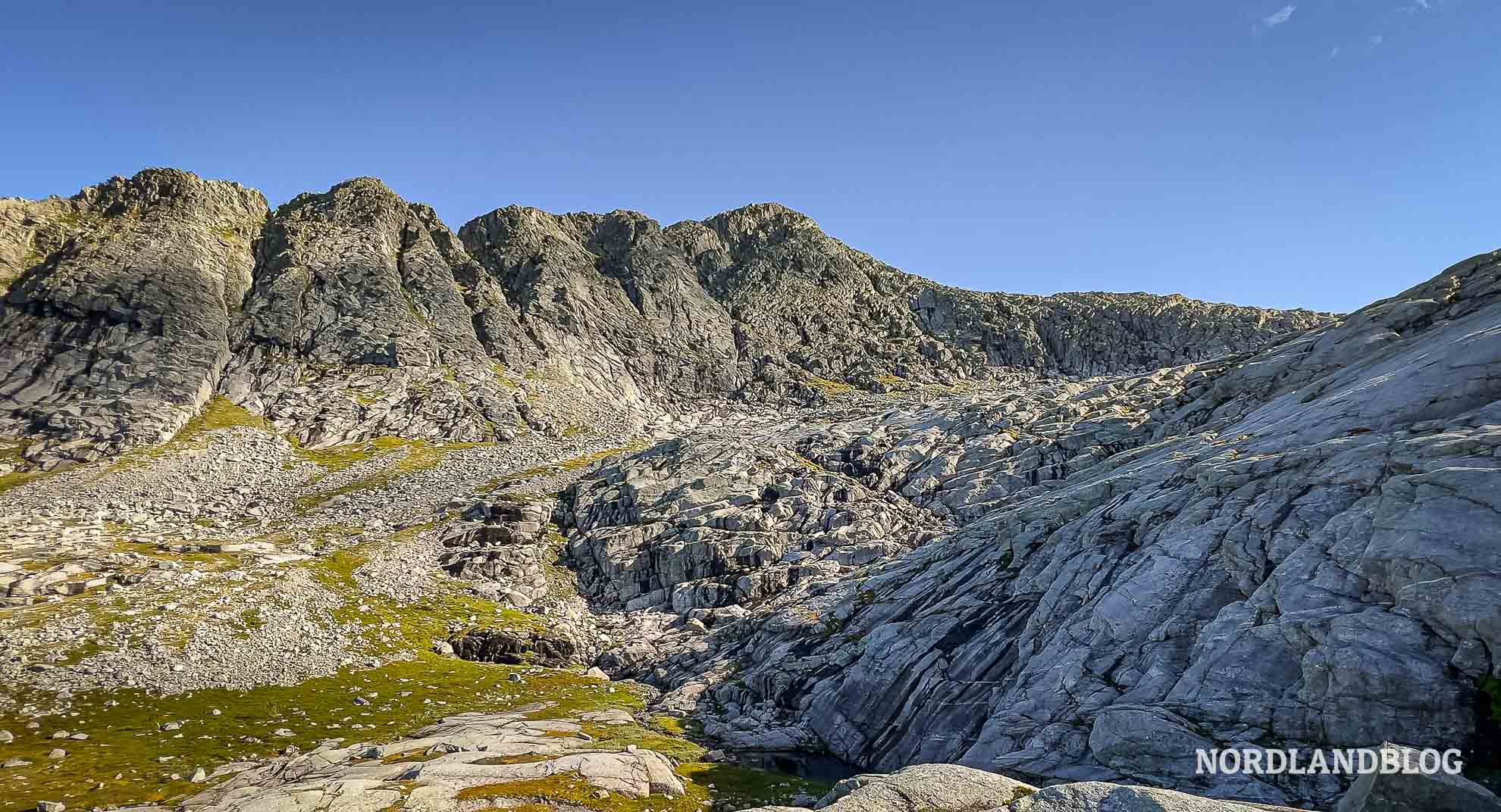Viele Höhenmeter bis zum Gipfel des Skjæringen, Sieben Schwestern, Helgelandskysten