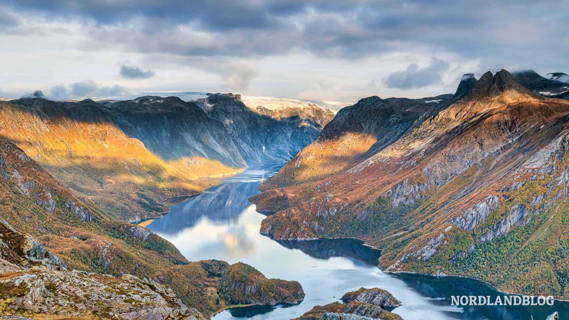 Blick in den Nordfjord Wanderung Seiskallafjellet Helgeland