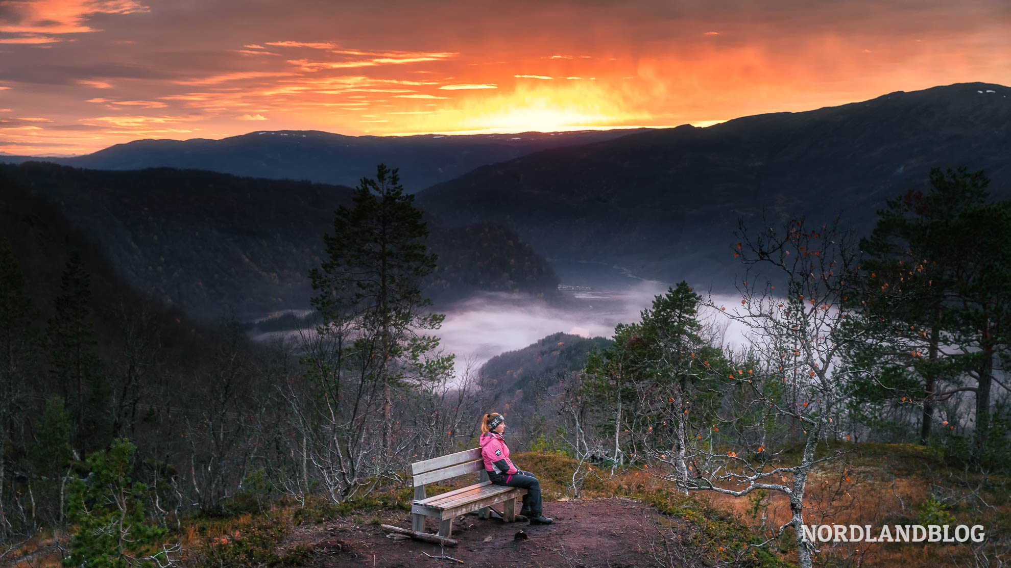 Sonnenuntergang auf dem Rückweg der Wanderung zum Litlverivassforsen, Rago Nationalpark
