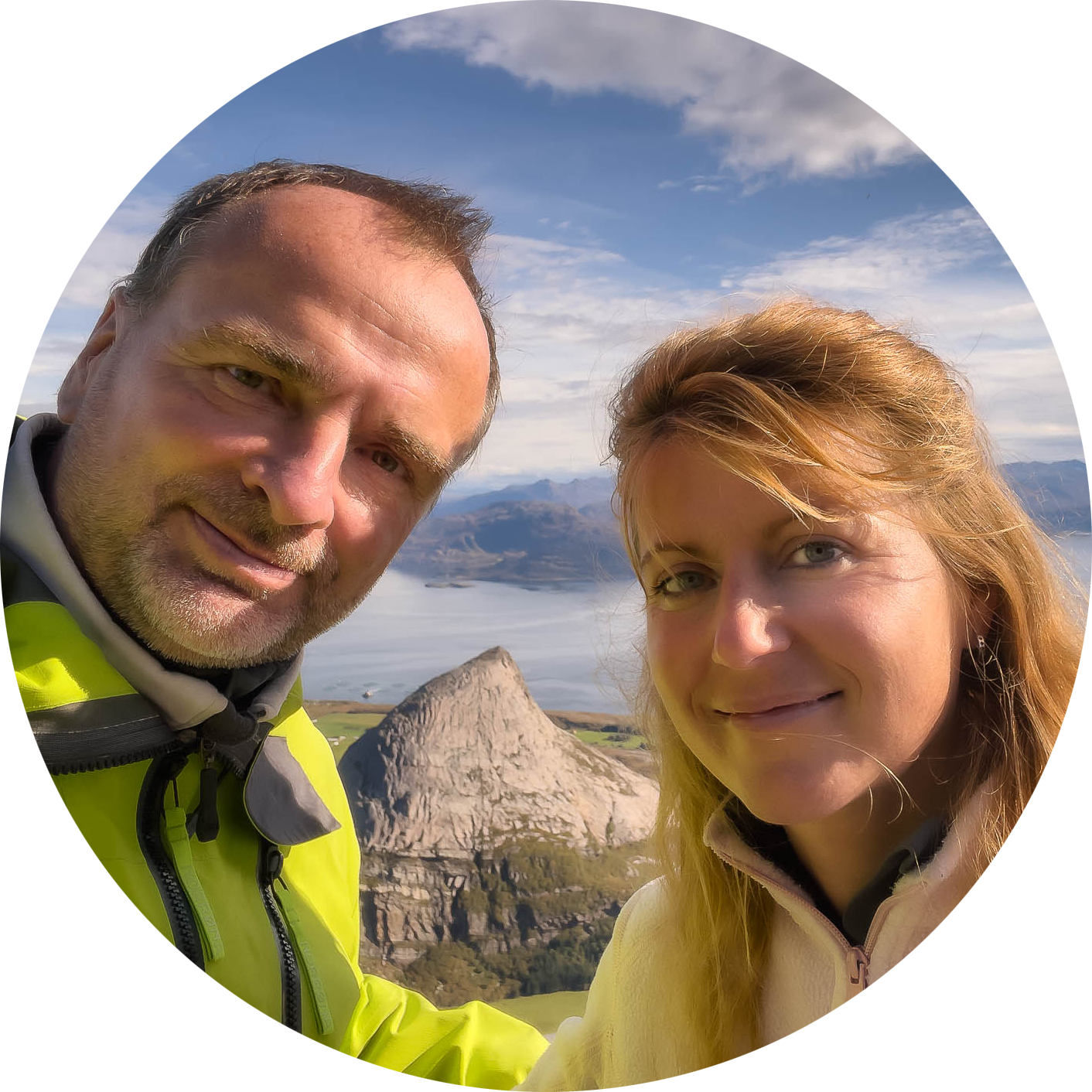 Portraet-Conny-und-Sirko-Helgelandskysten-Norwegen-Hestmannen-Gipfel-Wanderung-modified