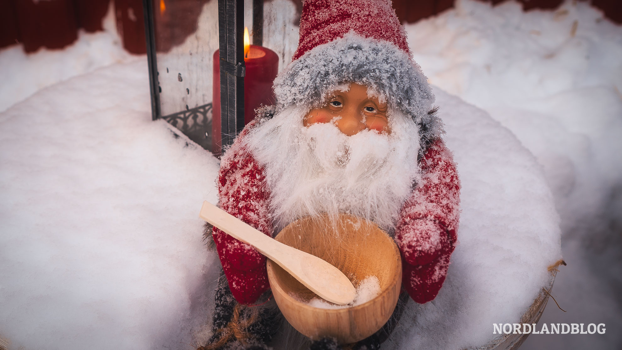 Julenisser im Schnee Weihnachtsmarkt Roros Norwegen