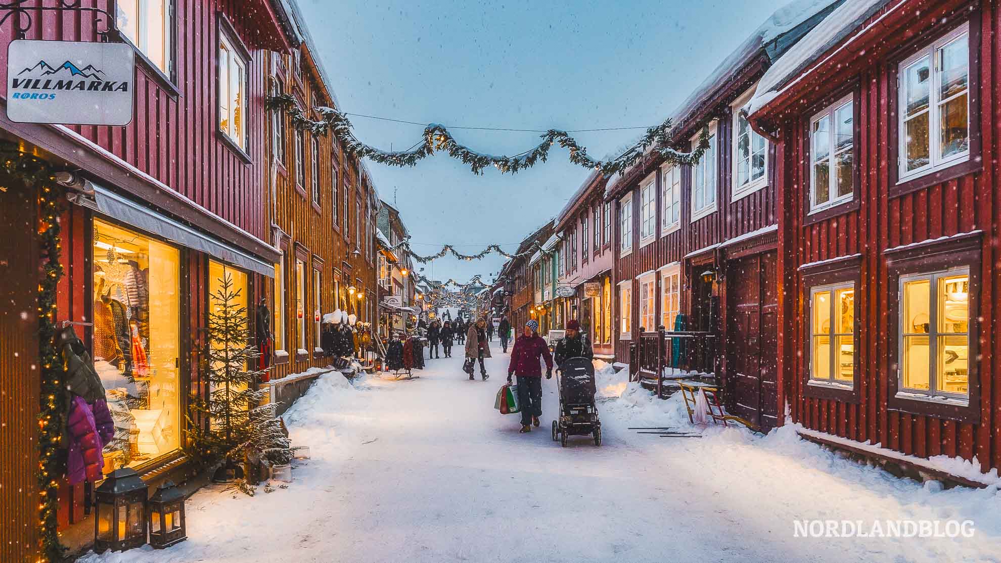 Schneefall Weihnachtsmarkt Roros Norwegen