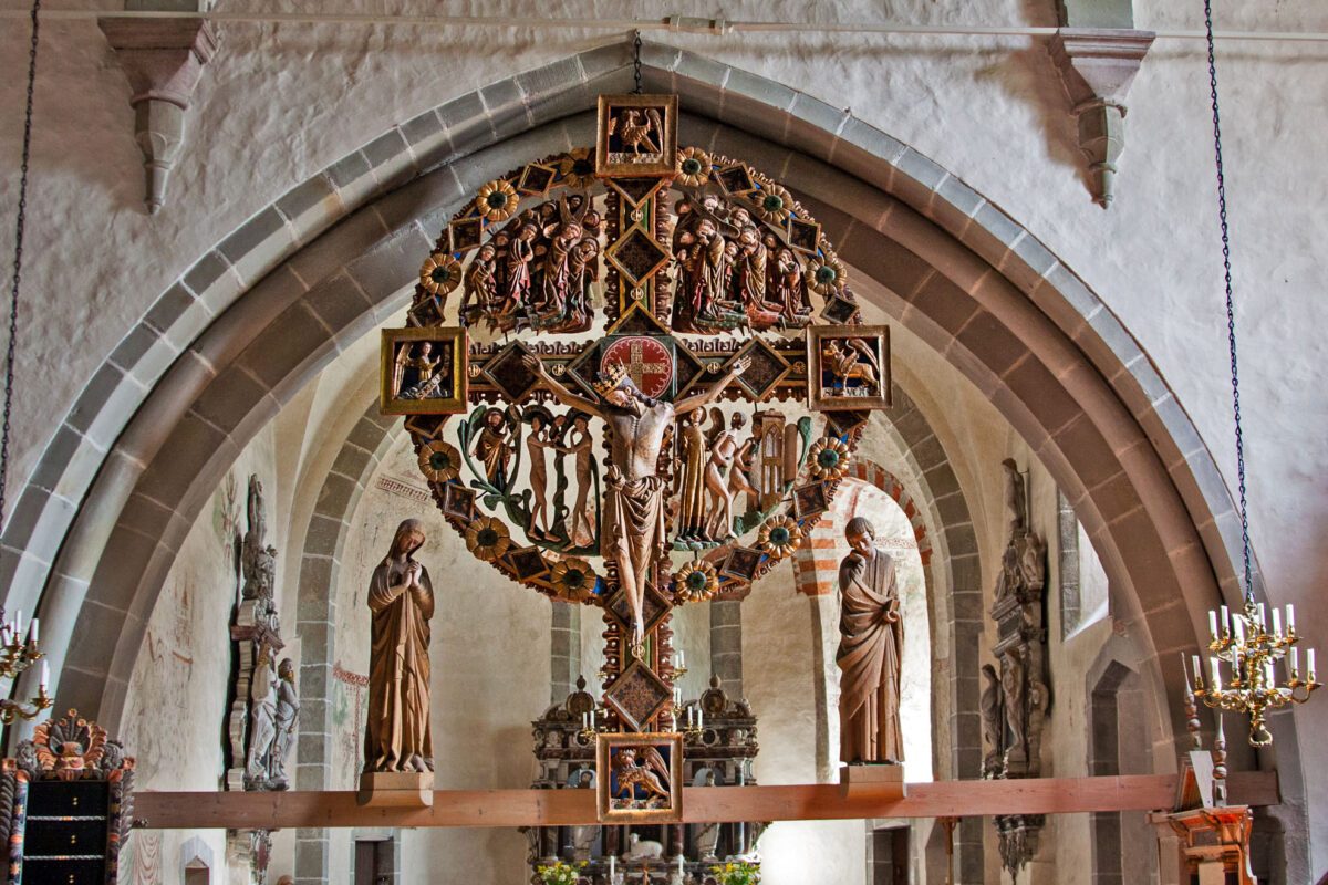 Kirche-von-Oja-Triumpfkreuz
