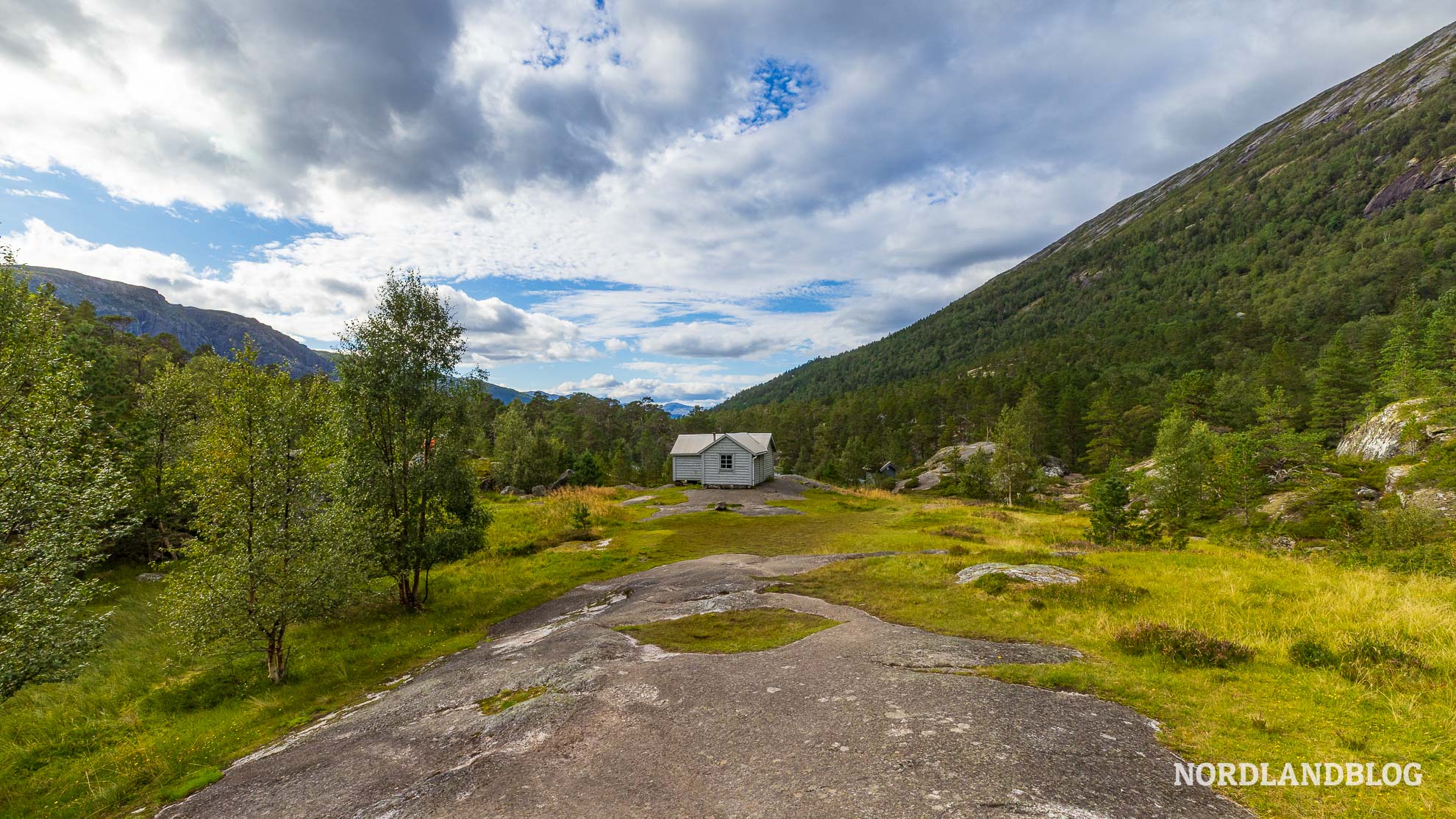 Alm Nykkjesoyfossen Husedalen Tal der Wasserfaelle Wanderung Hardangerfjord