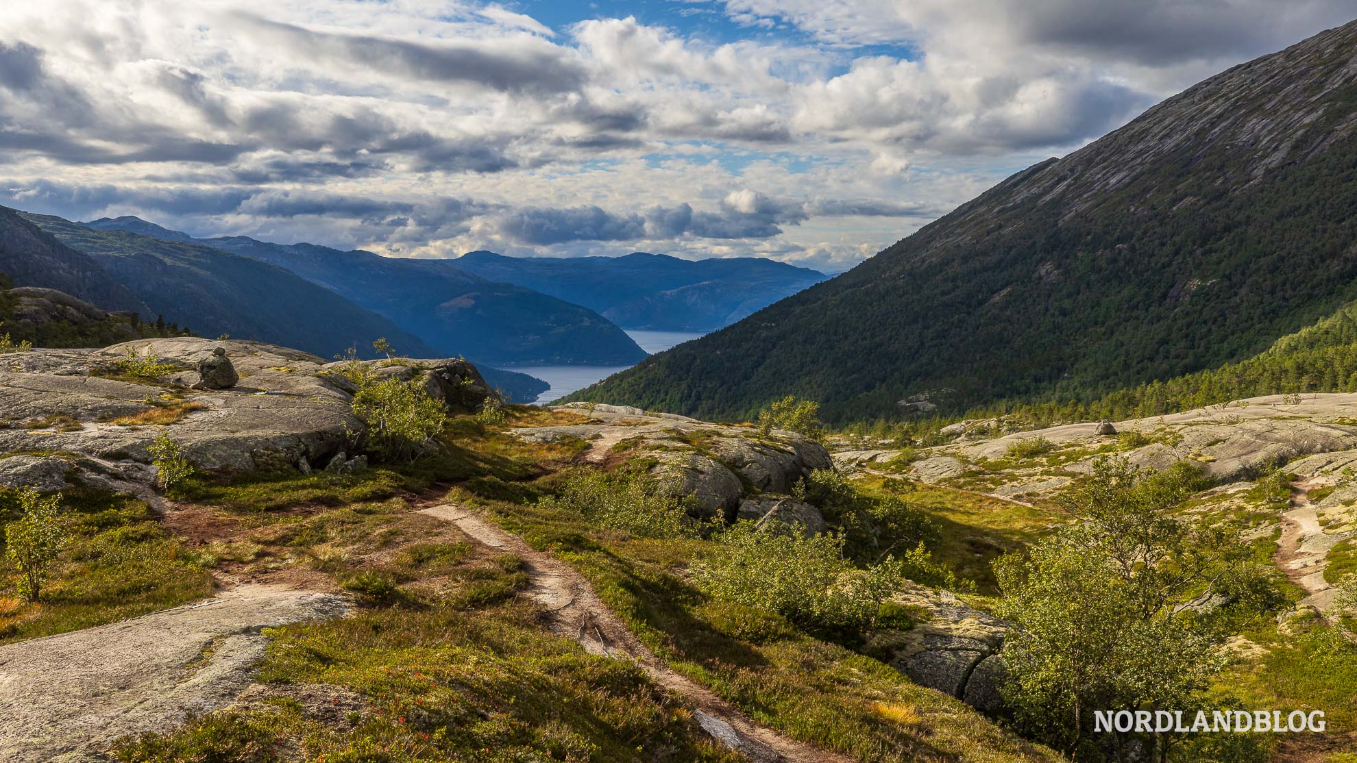 Blick zum Hardangerfjord Husedalen Tal der Wasserfaelle Wanderung Hardangerfjord