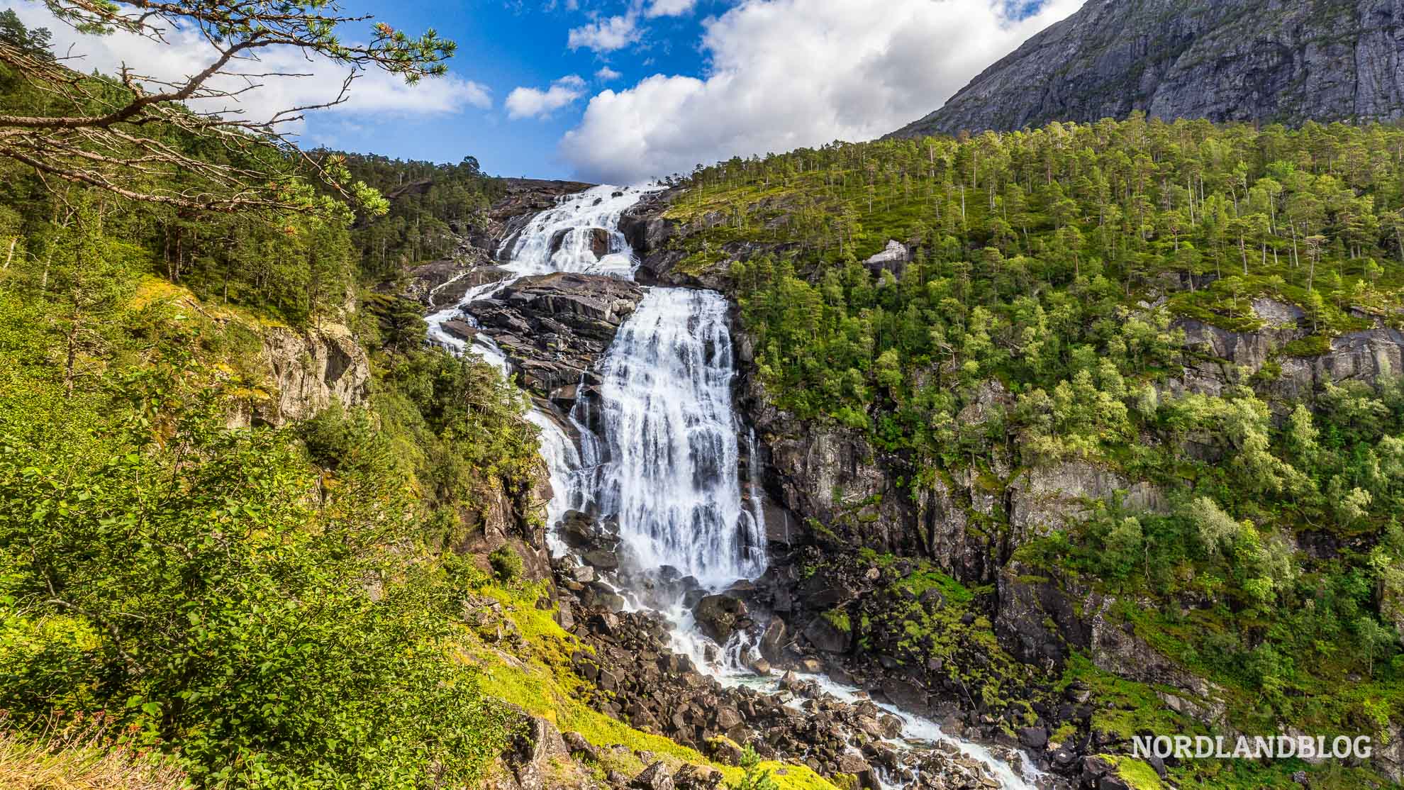 Nyastolfossen Husedalen Tal der Wasserfaelle Wanderung Hardangerfjord