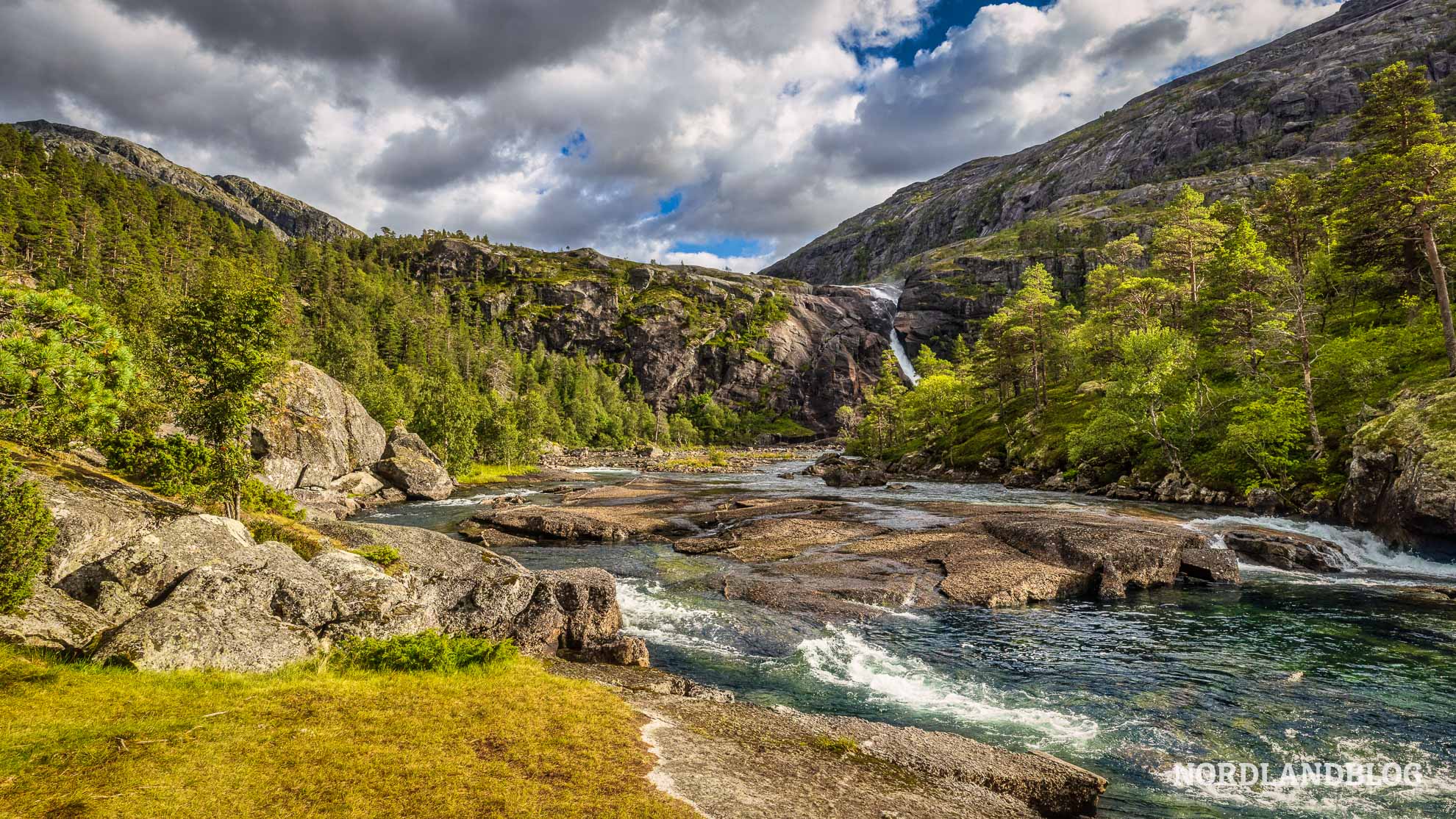 Nykkjesoyfossen Husedalen Tal der Wasserfaelle Wanderung Hardangerfjord